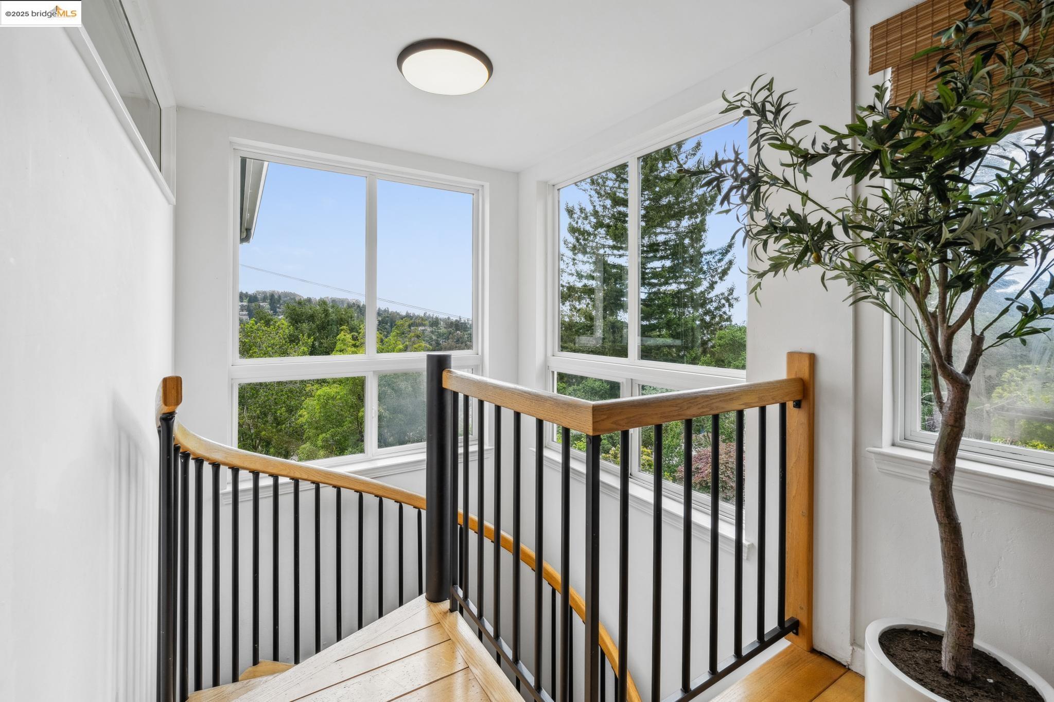 Detail Gallery Image 32 of 59 For 6951 Chambers Dr, Oakland,  CA 94611 - 6 Beds | 3 Baths