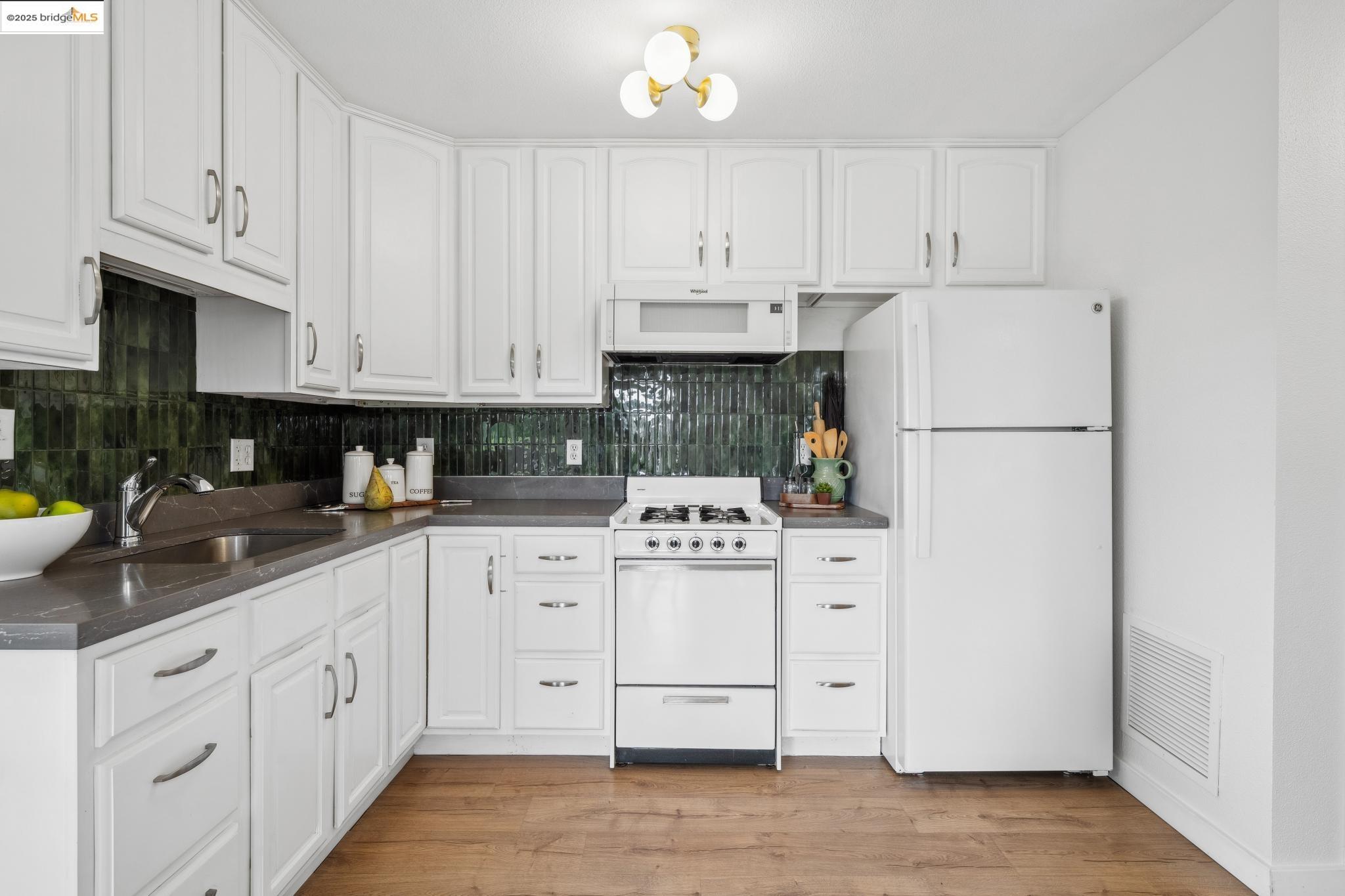 Detail Gallery Image 38 of 59 For 6951 Chambers Dr, Oakland,  CA 94611 - 6 Beds | 3 Baths
