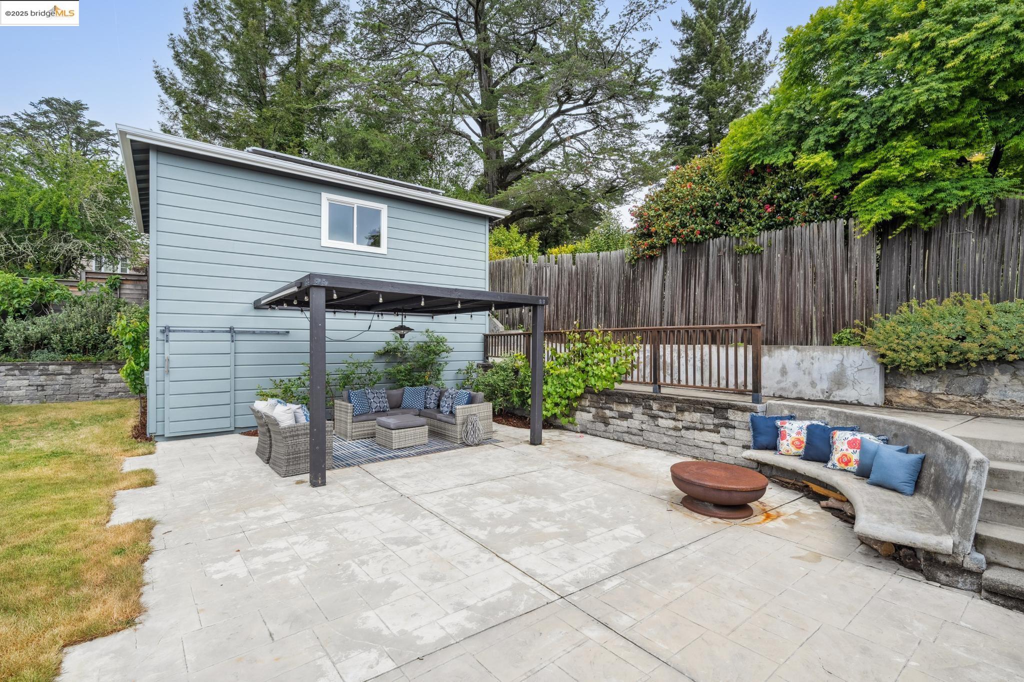 Detail Gallery Image 45 of 59 For 6951 Chambers Dr, Oakland,  CA 94611 - 6 Beds | 3 Baths