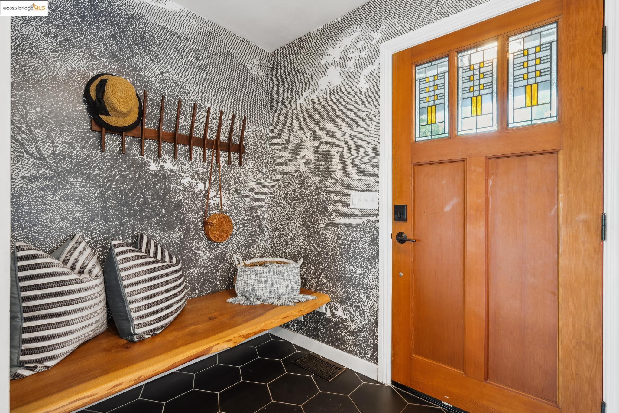 Detail Gallery Image 6 of 59 For 6951 Chambers Dr, Oakland,  CA 94611 - 6 Beds | 3 Baths