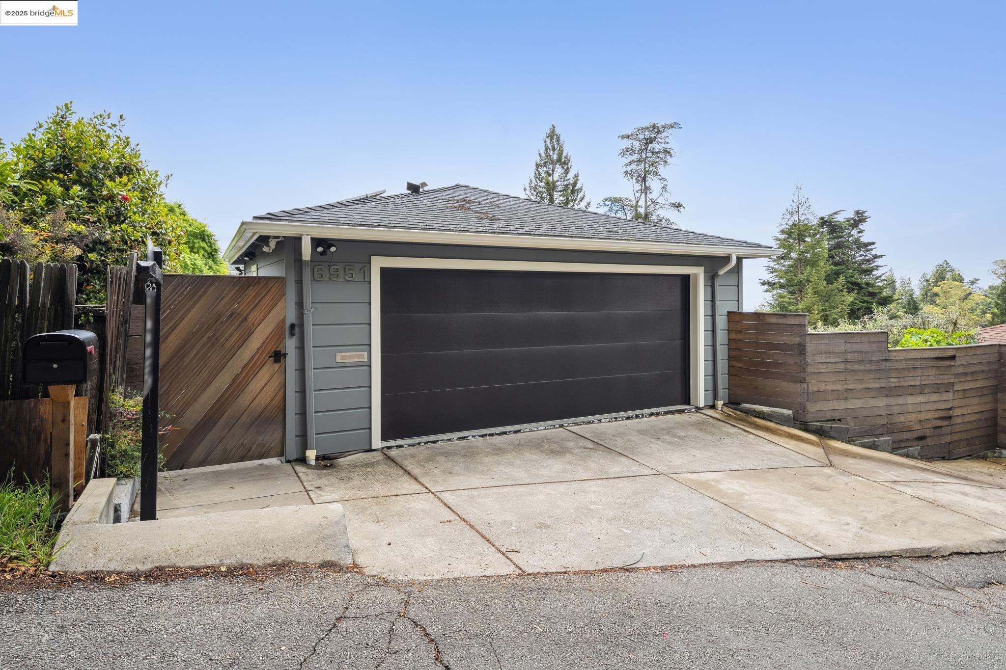 Detail Gallery Image 51 of 59 For 6951 Chambers Dr, Oakland,  CA 94611 - 6 Beds | 3 Baths