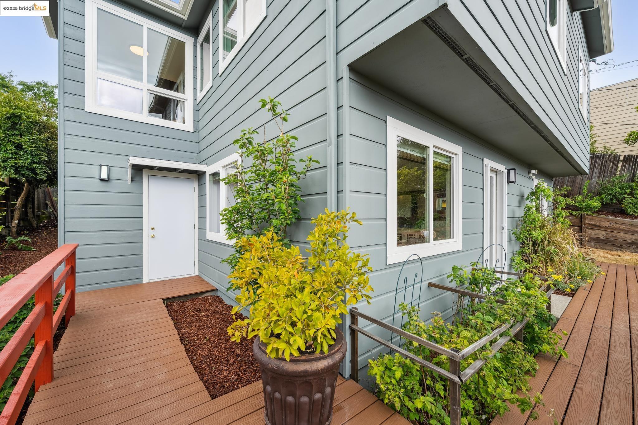Detail Gallery Image 58 of 59 For 6951 Chambers Dr, Oakland,  CA 94611 - 6 Beds | 3 Baths