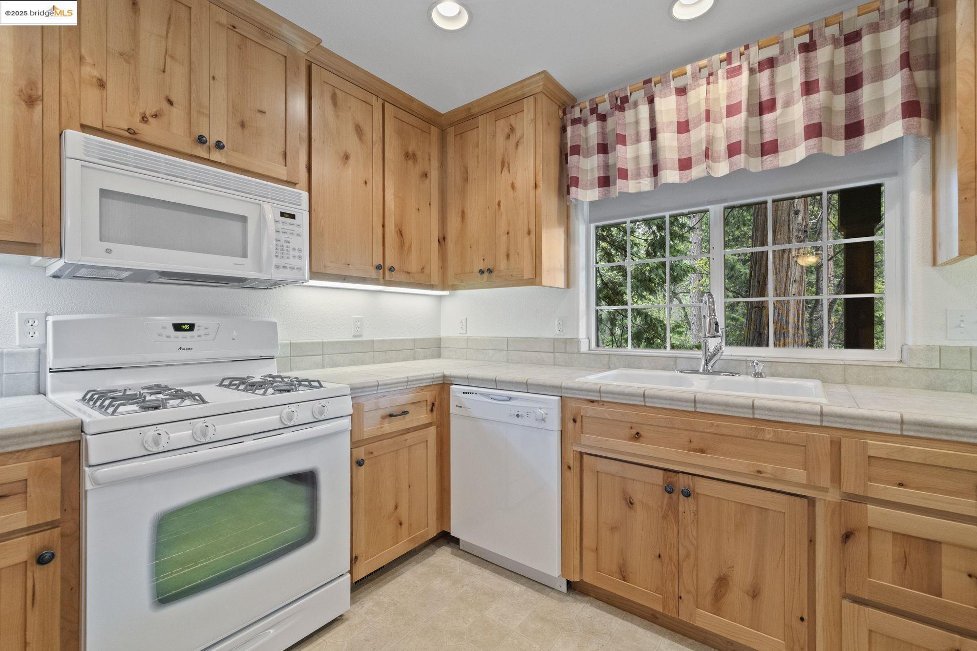 Detail Gallery Image 12 of 31 For 24092 Broken Bit Rd., Sonora,  CA 95370 - 3 Beds | 2/1 Baths