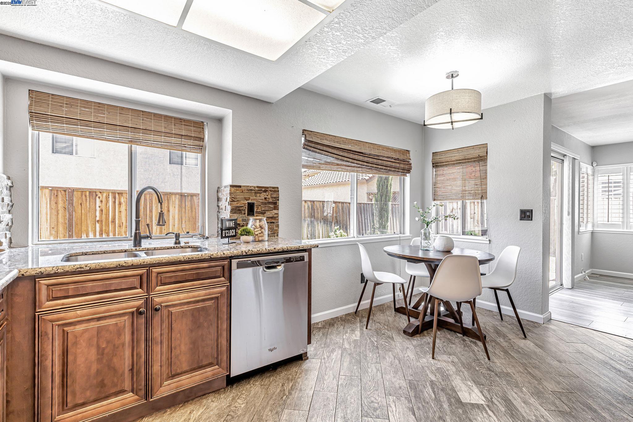 Detail Gallery Image 3 of 26 For 2610 Meadow Brook Ln, Tracy,  CA 95376 - 3 Beds | 2/1 Baths