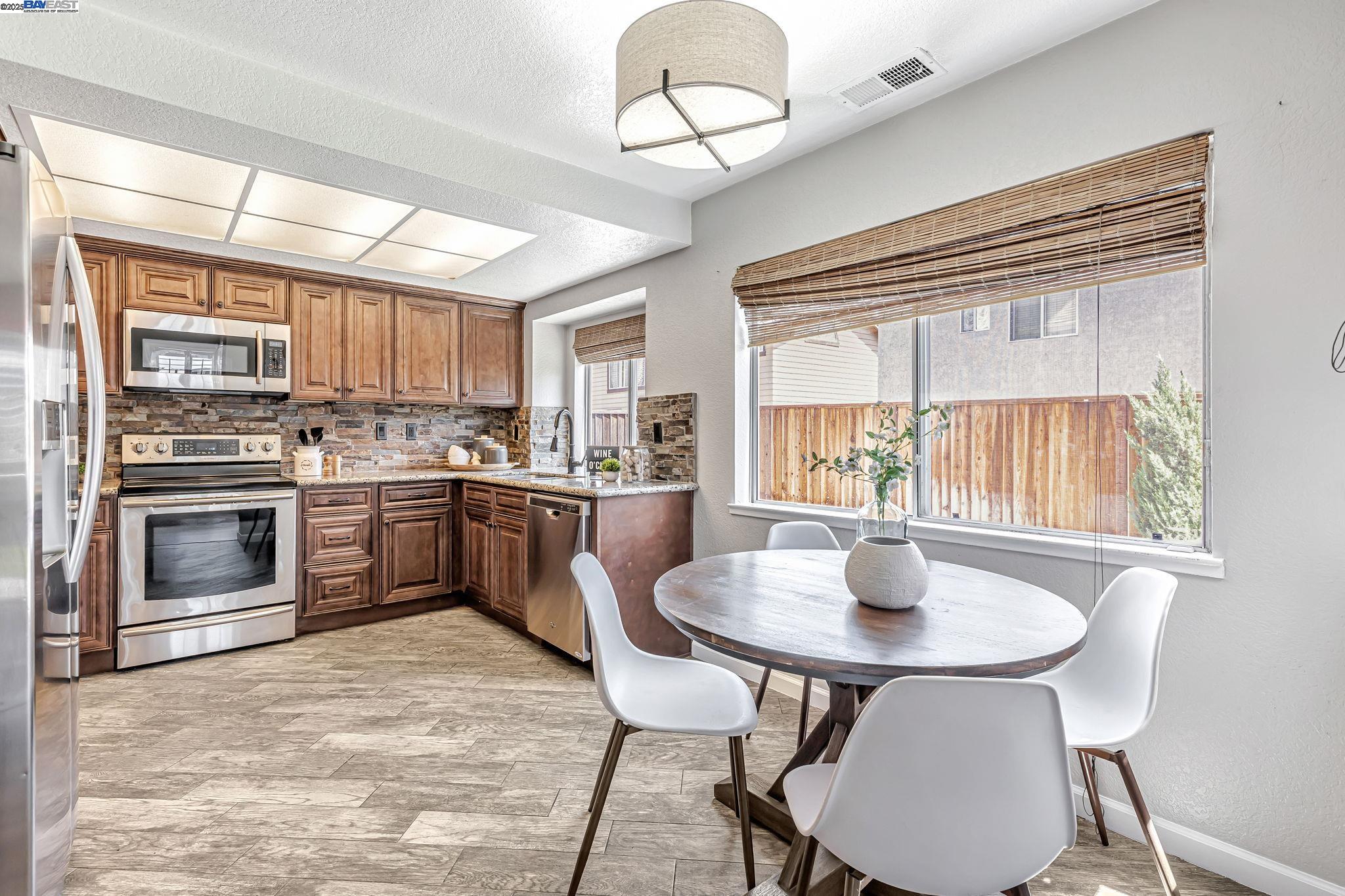 Detail Gallery Image 5 of 26 For 2610 Meadow Brook Ln, Tracy,  CA 95376 - 3 Beds | 2/1 Baths