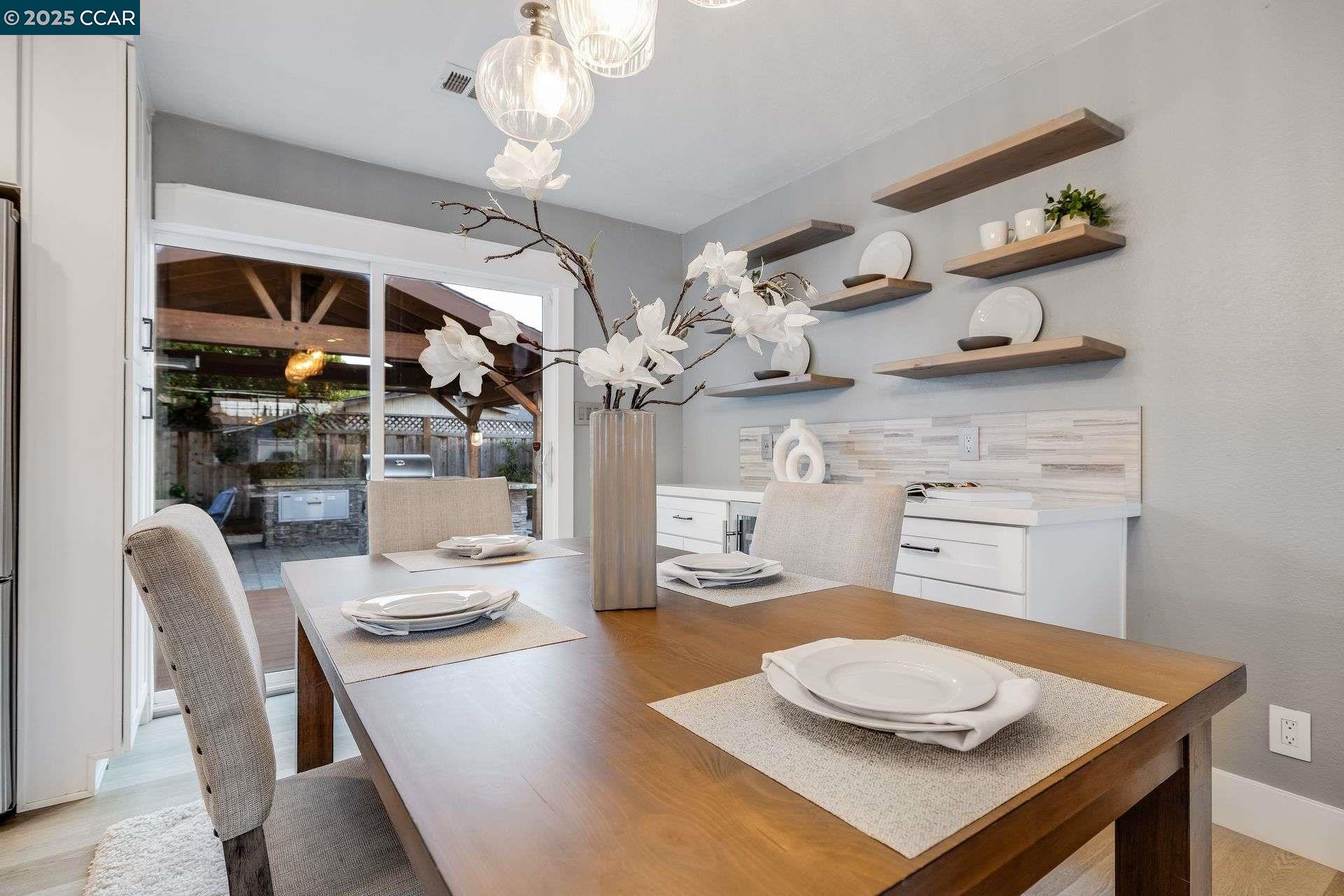 Detail Gallery Image 11 of 30 For 2560 Hamilton Ave, Concord,  CA 94519 - 3 Beds | 2 Baths