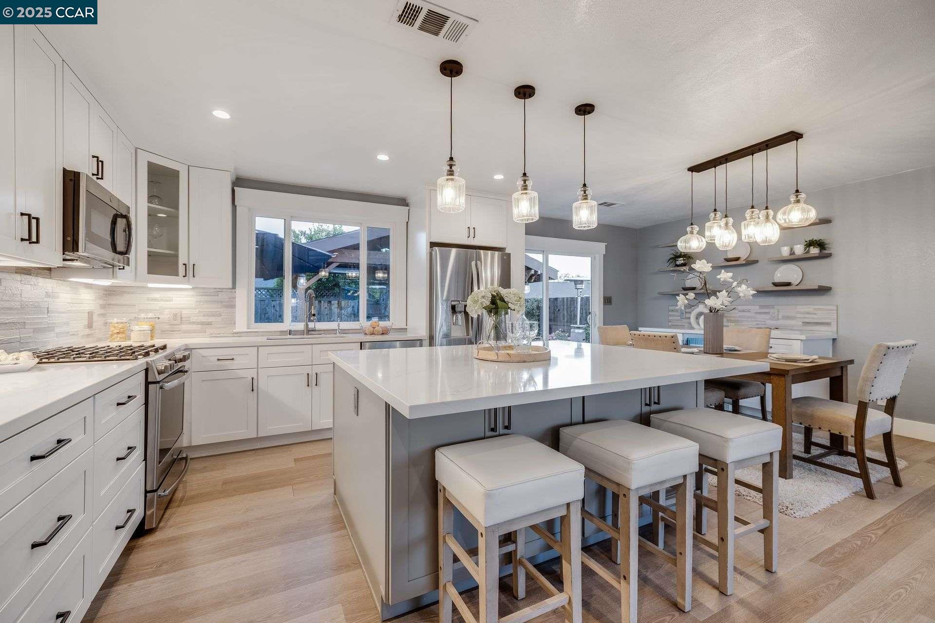 Detail Gallery Image 5 of 30 For 2560 Hamilton Ave, Concord,  CA 94519 - 3 Beds | 2 Baths