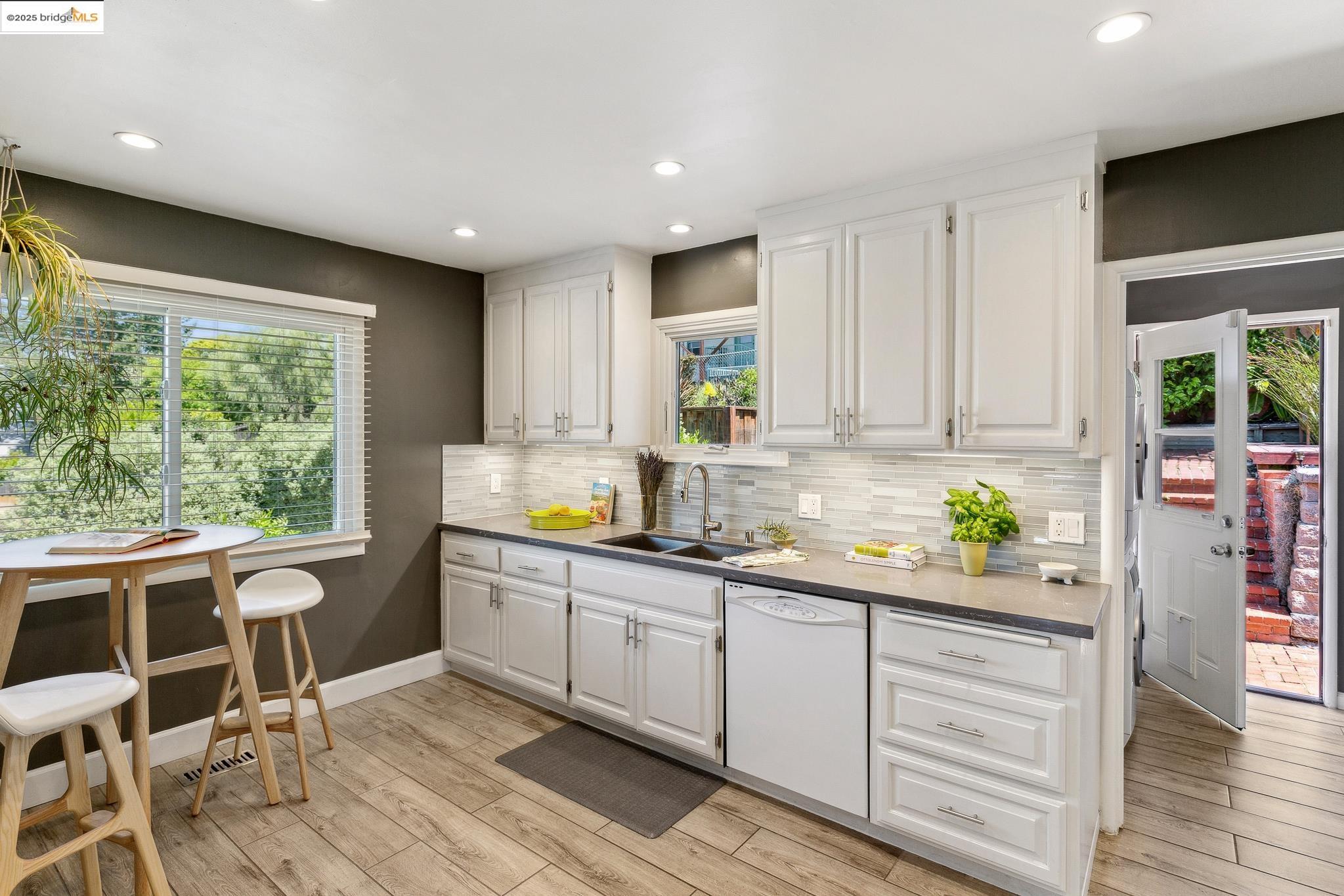 Detail Gallery Image 13 of 27 For 4634 Camden St, Oakland,  CA 94619 - 2 Beds | 1 Baths