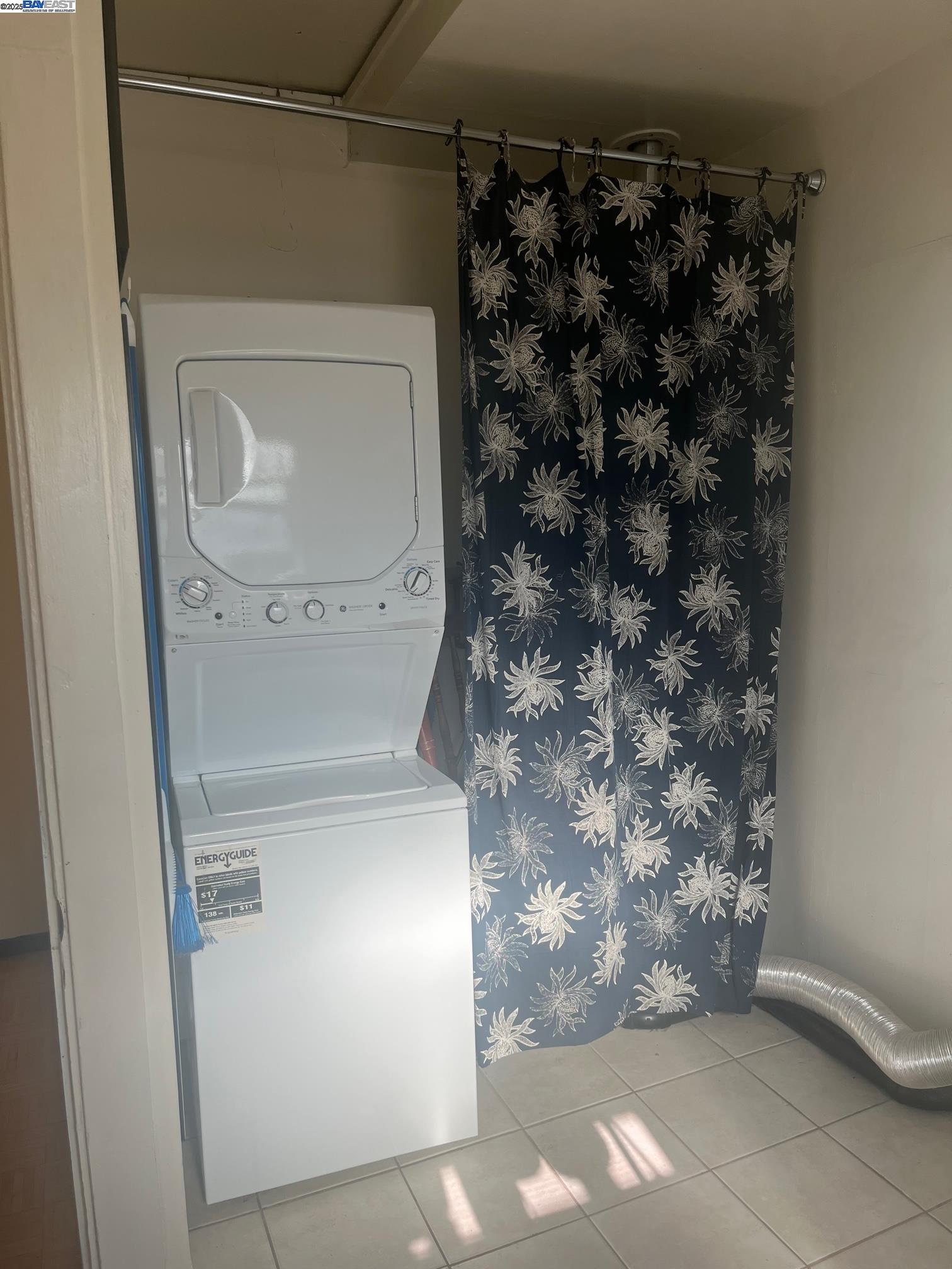 Detail Gallery Image 2 of 10 For Russell St #UPPER,  Berkeley,  CA 94703 - 3 Beds | 1 Baths