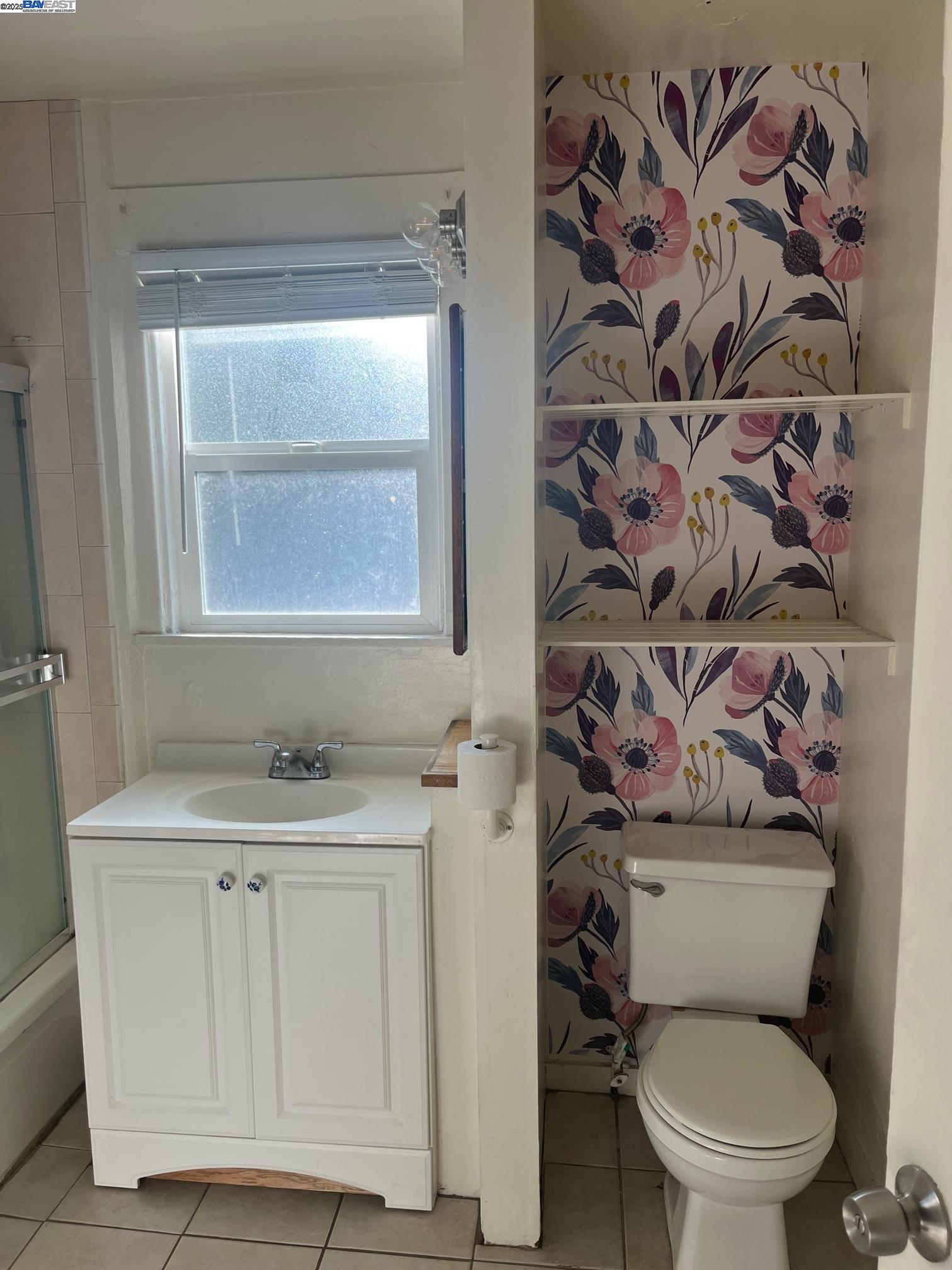 Detail Gallery Image 3 of 10 For Russell St #UPPER,  Berkeley,  CA 94703 - 3 Beds | 1 Baths