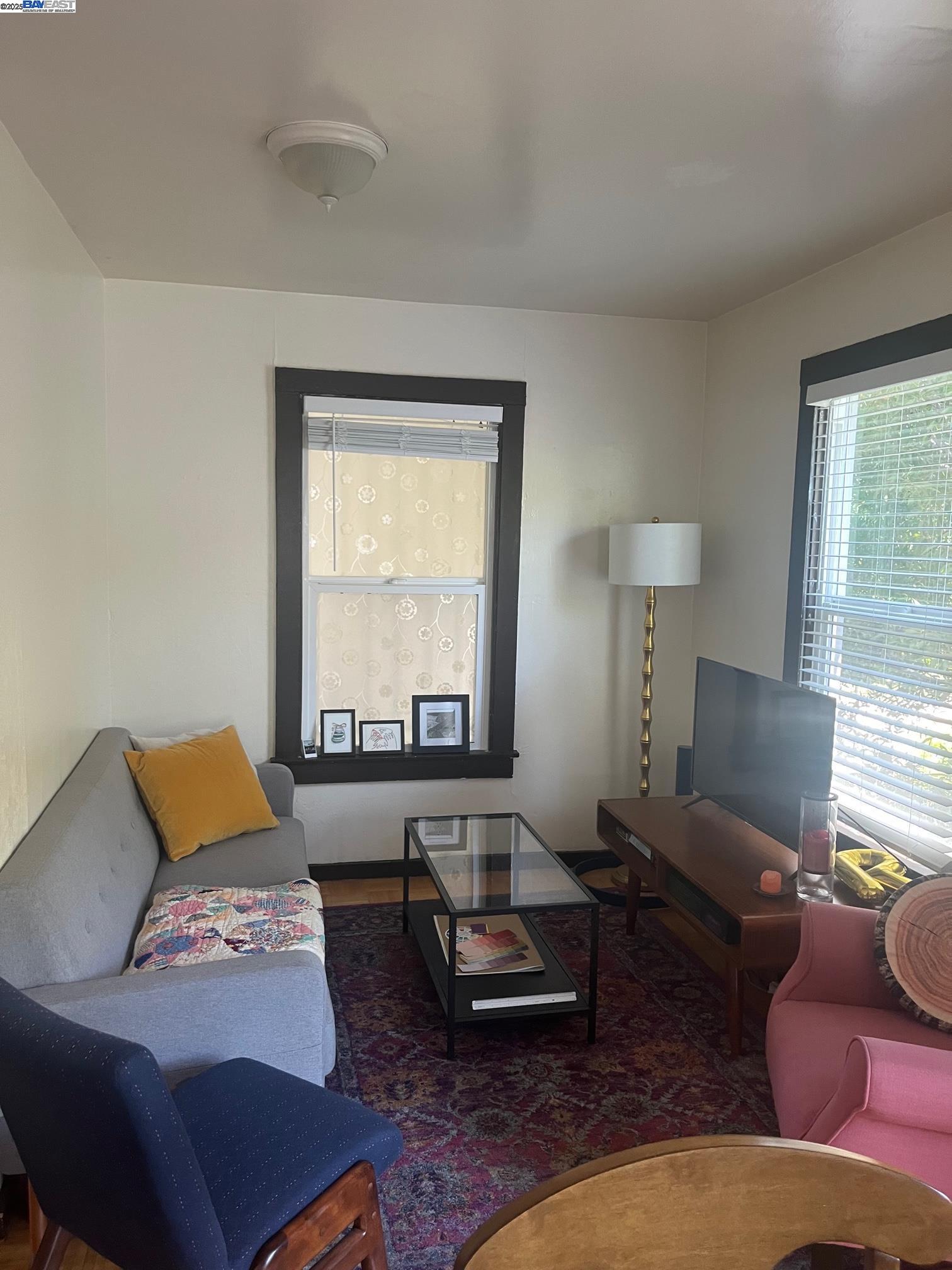 Detail Gallery Image 9 of 10 For Russell St #UPPER,  Berkeley,  CA 94703 - 3 Beds | 1 Baths