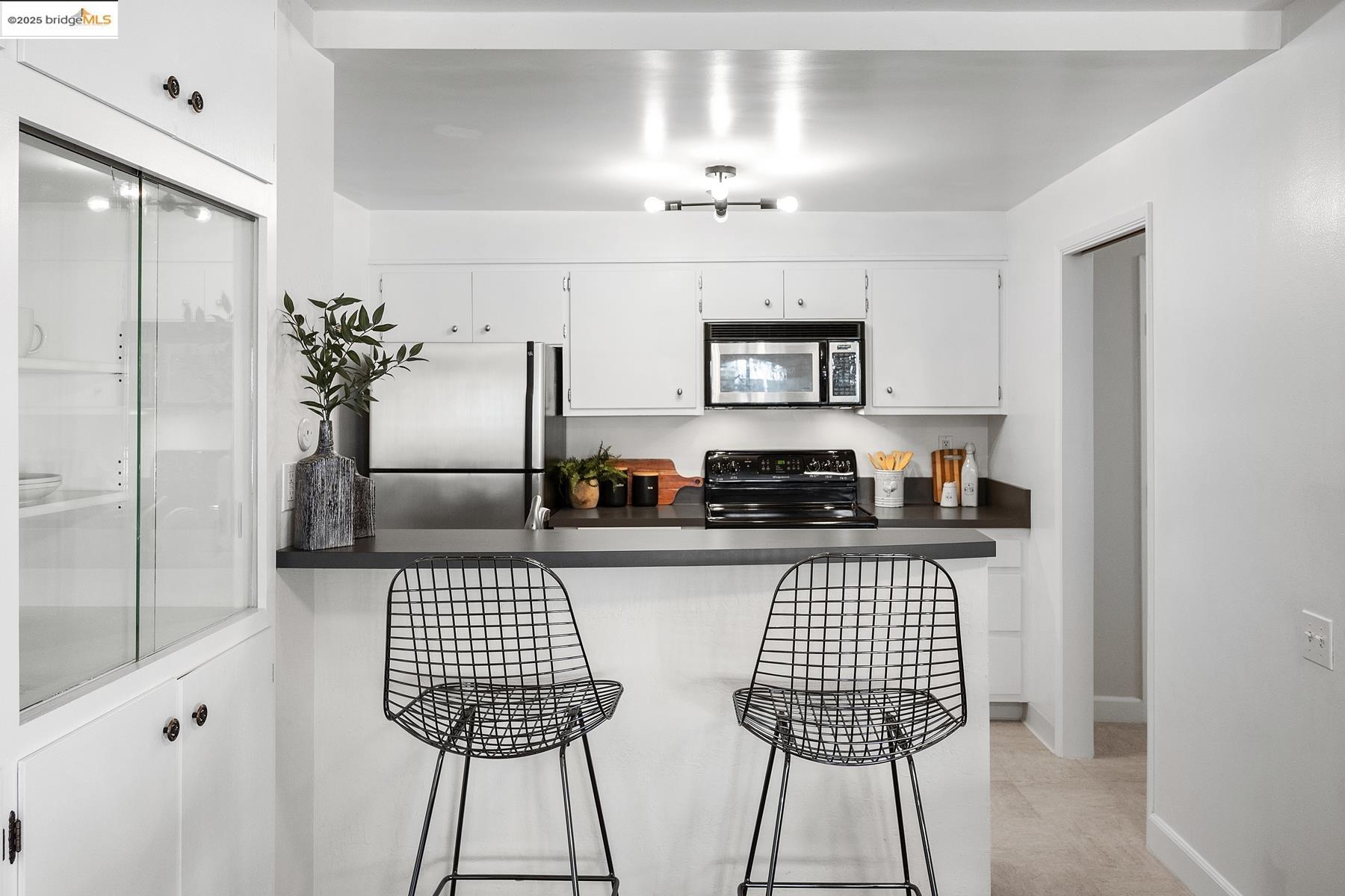 Detail Gallery Image 20 of 46 For 5405 Carlton St #203,  Oakland,  CA 94618 - 2 Beds | 2 Baths