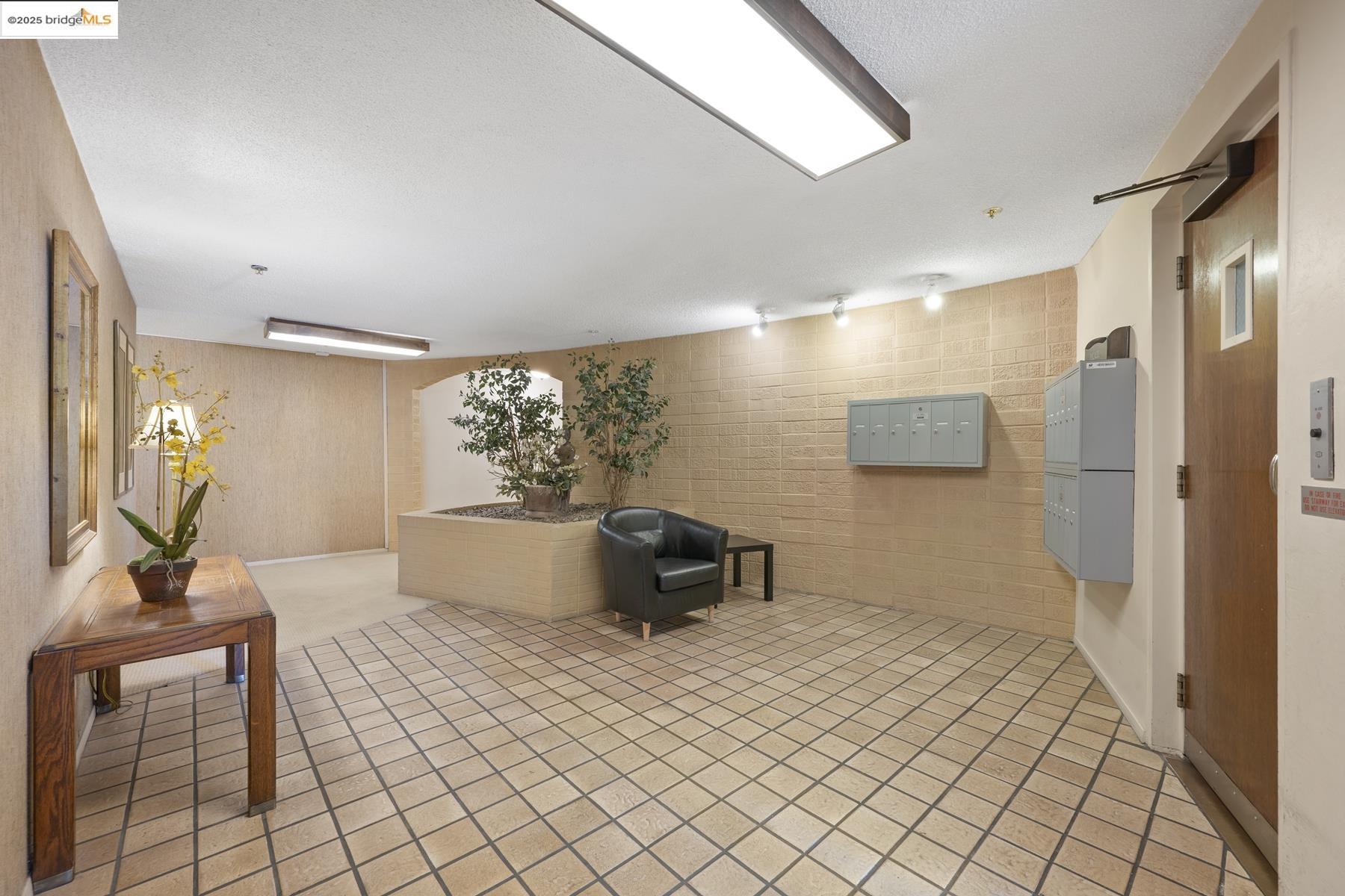 Detail Gallery Image 3 of 46 For 5405 Carlton St #203,  Oakland,  CA 94618 - 2 Beds | 2 Baths