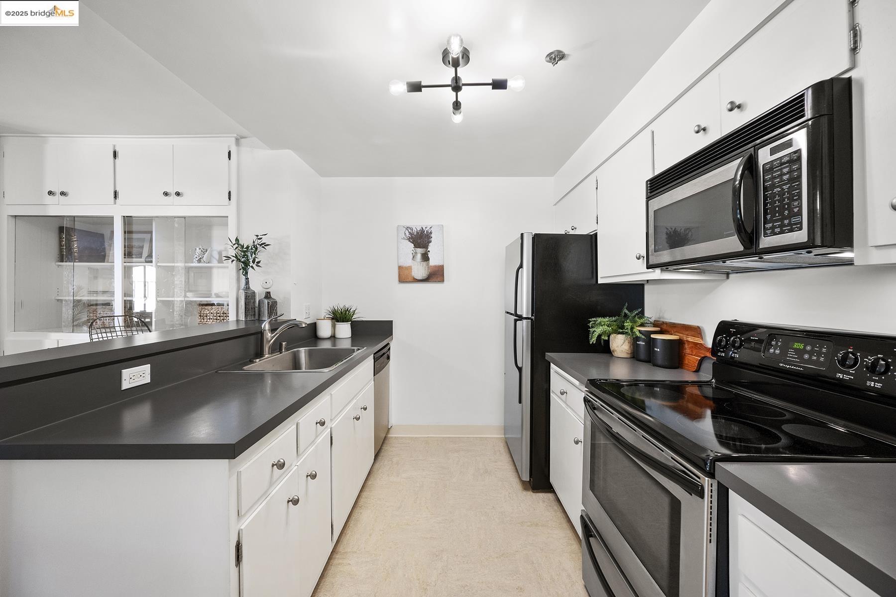 Detail Gallery Image 22 of 46 For 5405 Carlton St #203,  Oakland,  CA 94618 - 2 Beds | 2 Baths