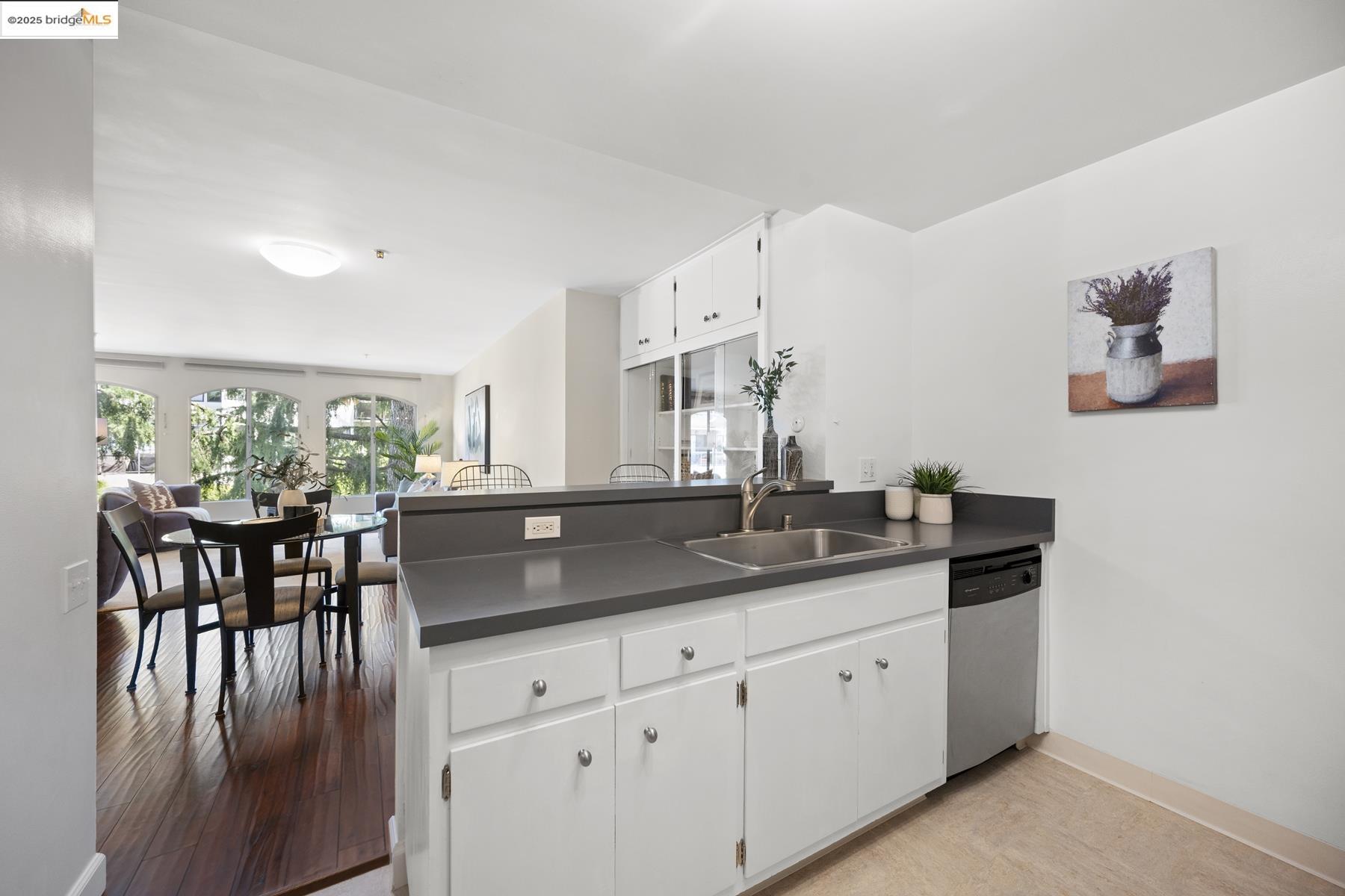 Detail Gallery Image 23 of 46 For 5405 Carlton St #203,  Oakland,  CA 94618 - 2 Beds | 2 Baths