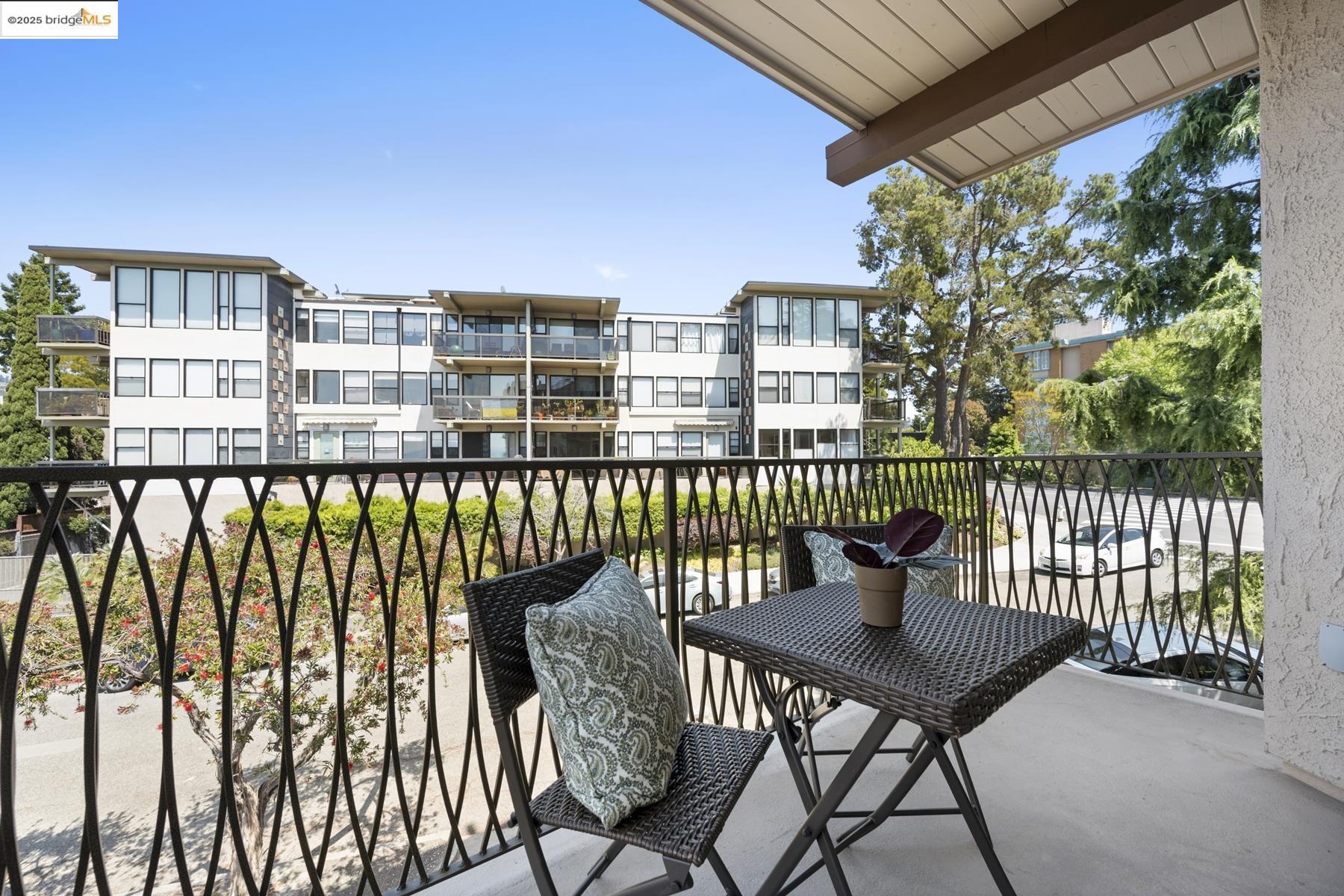 Detail Gallery Image 36 of 46 For 5405 Carlton St #203,  Oakland,  CA 94618 - 2 Beds | 2 Baths