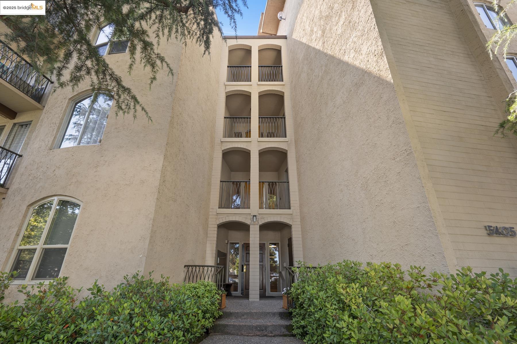 Detail Gallery Image 45 of 46 For 5405 Carlton St #203,  Oakland,  CA 94618 - 2 Beds | 2 Baths