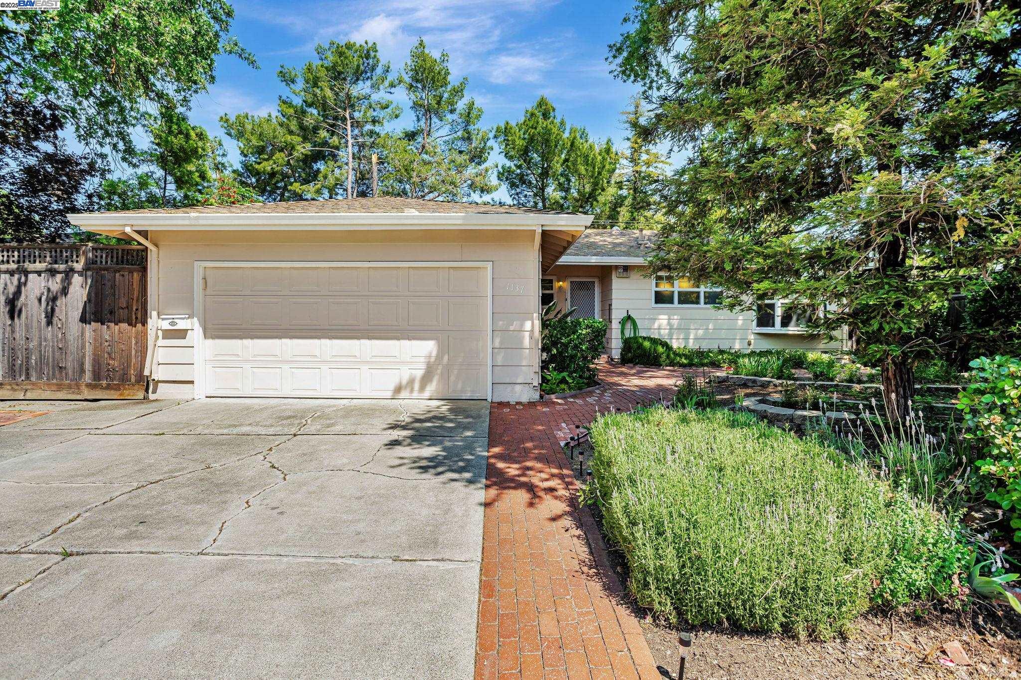 Detail Gallery Image 2 of 49 For 1137 Alice St, Davis,  CA 95616 - 4 Beds | 3 Baths