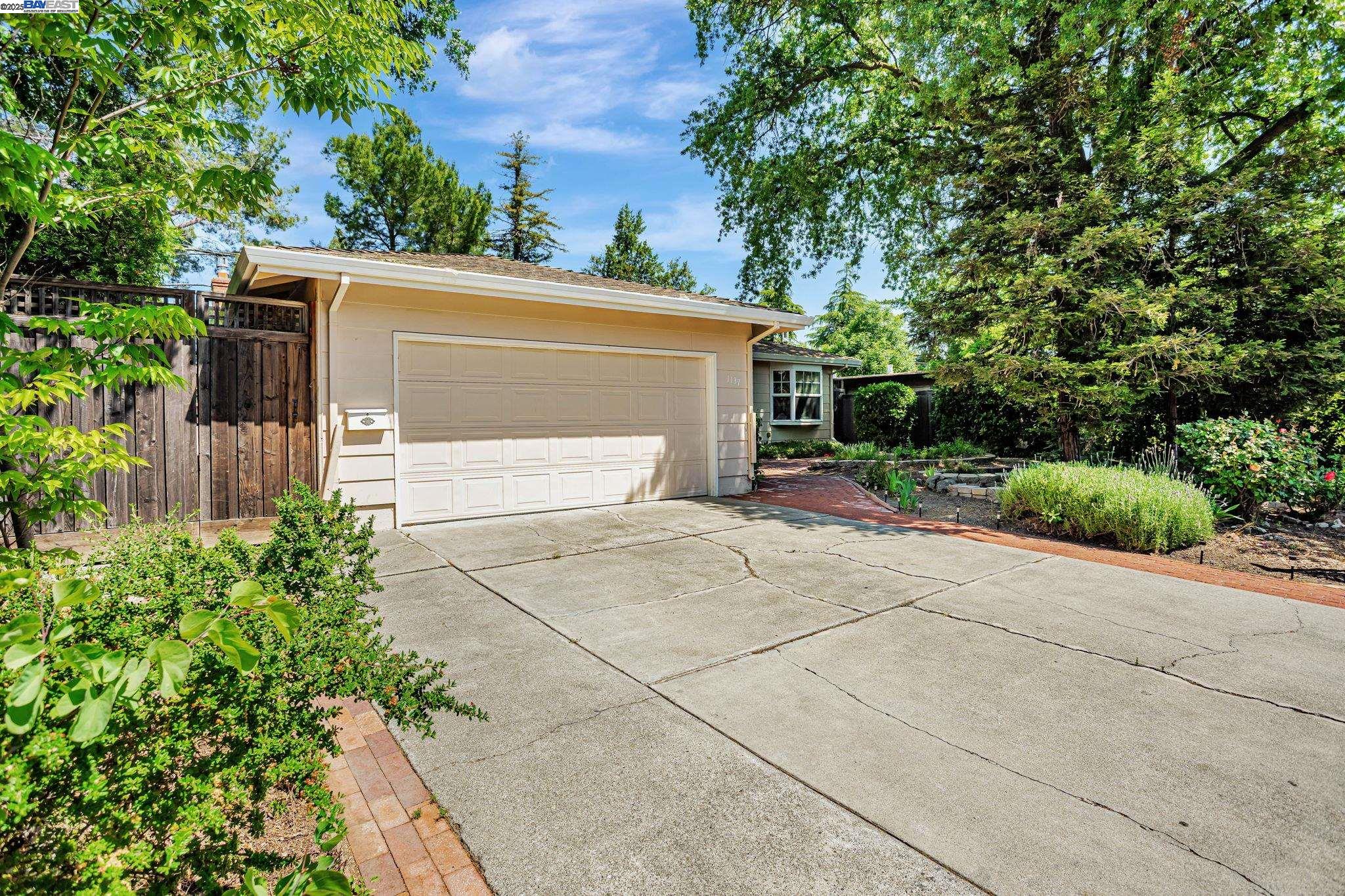 Detail Gallery Image 3 of 49 For 1137 Alice St, Davis,  CA 95616 - 4 Beds | 3 Baths