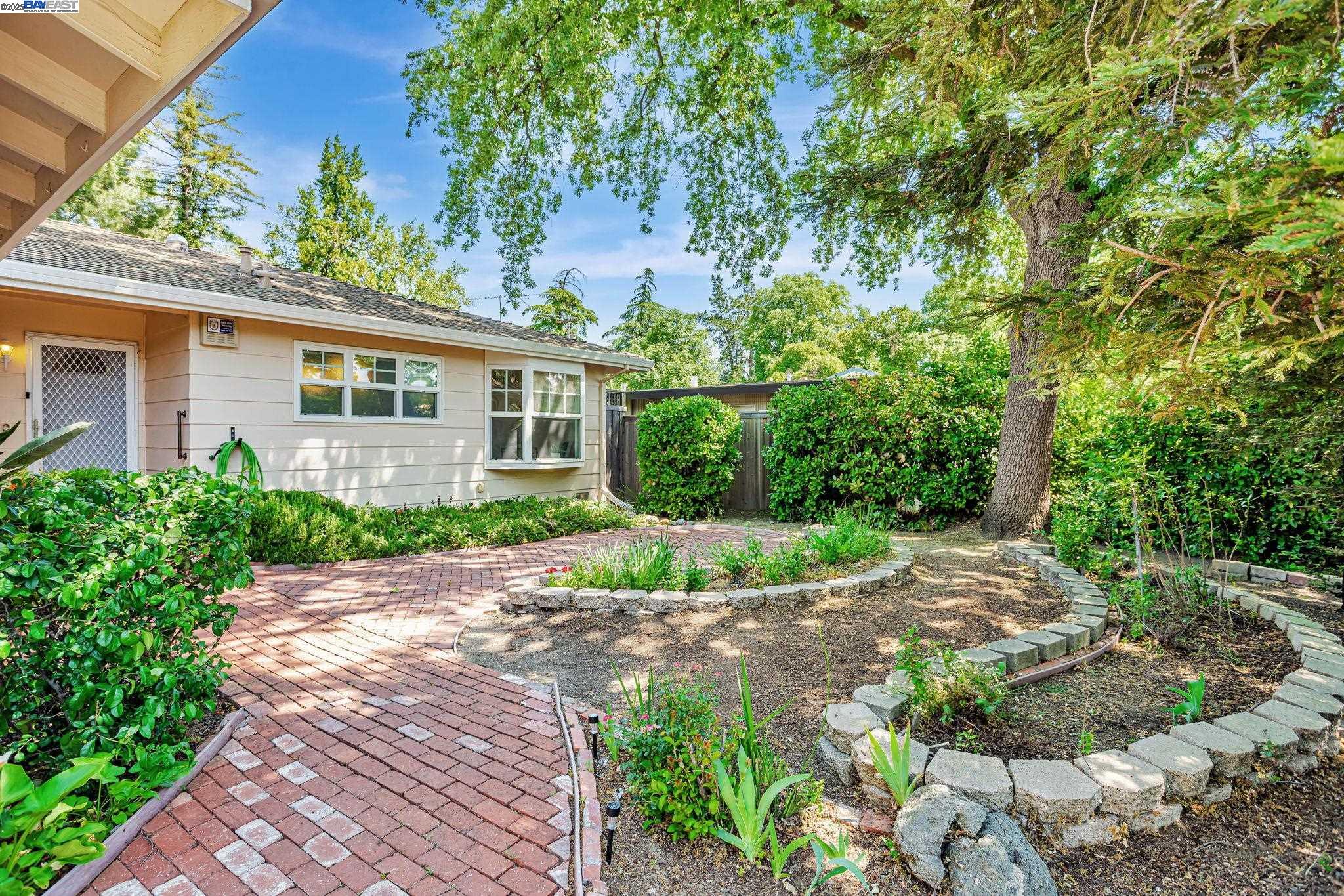 Detail Gallery Image 6 of 49 For 1137 Alice St, Davis,  CA 95616 - 4 Beds | 3 Baths