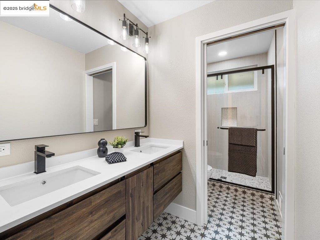 Detail Gallery Image 20 of 42 For 27781 Pleasant Hill Ct, Hayward,  CA 94542 - 5 Beds | 3 Baths