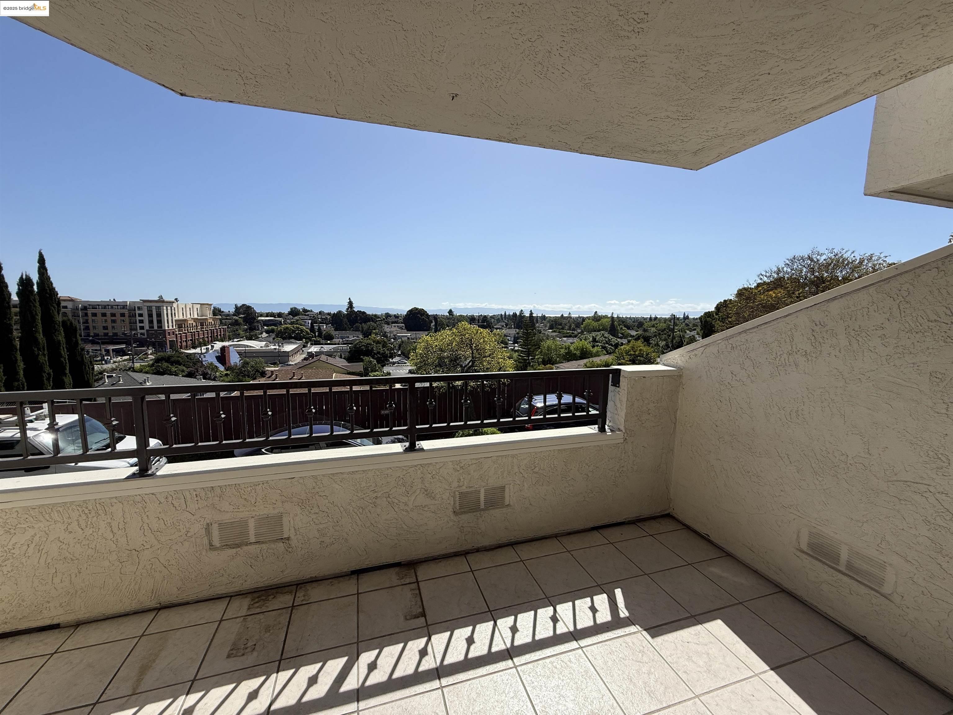 Detail Gallery Image 2 of 54 For 22012 Sevilla Rd #102,  Hayward,  CA 94541 - 2 Beds | 2 Baths