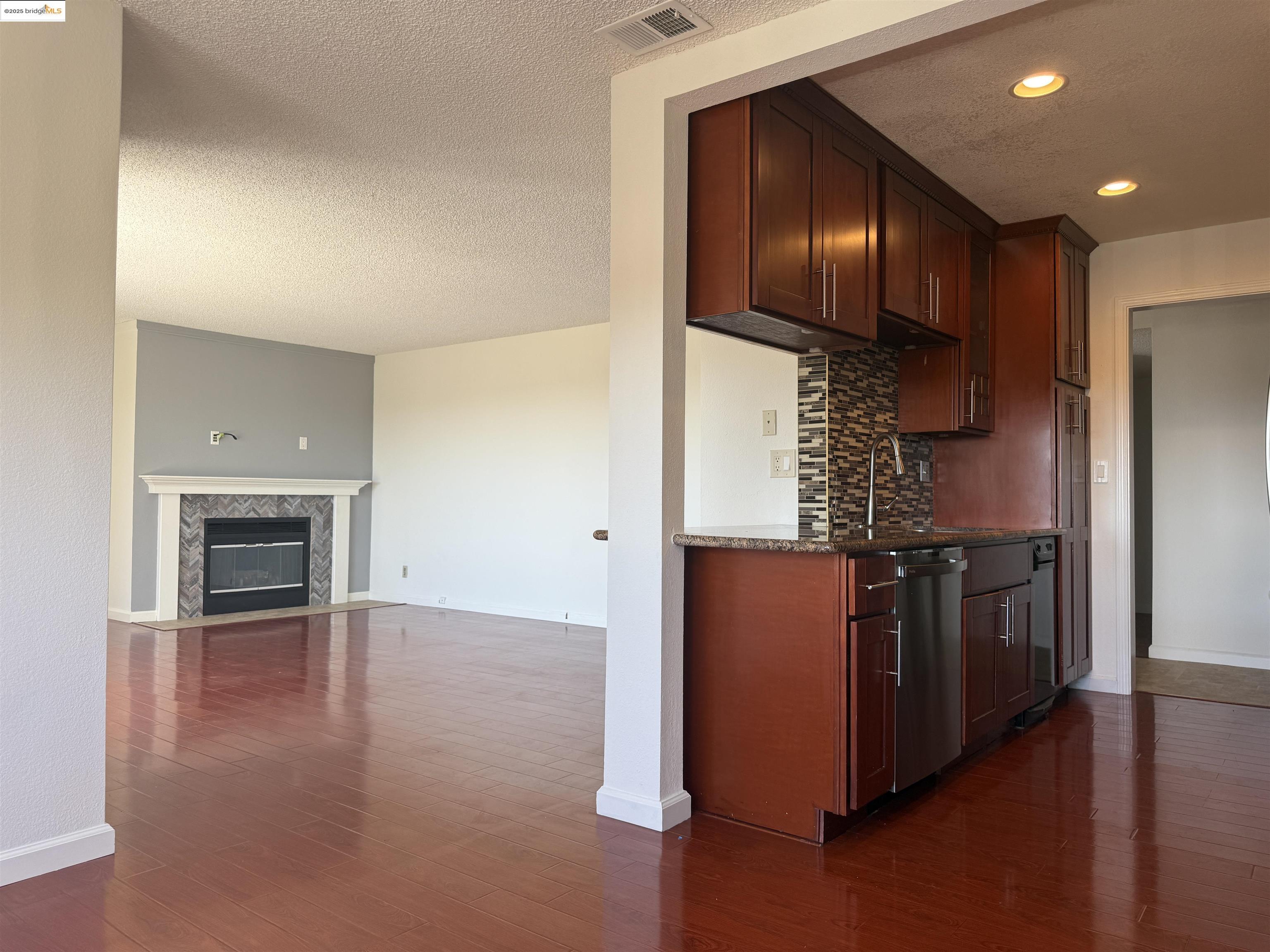 Detail Gallery Image 11 of 54 For 22012 Sevilla Rd #102,  Hayward,  CA 94541 - 2 Beds | 2 Baths