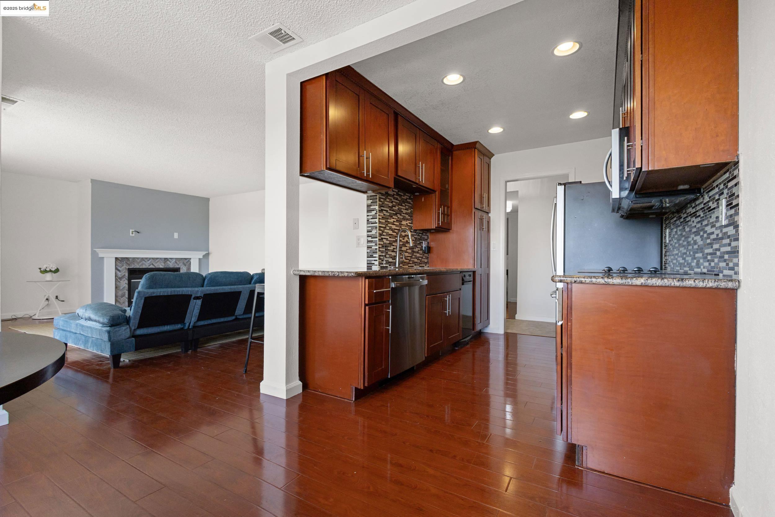 Detail Gallery Image 13 of 51 For 22012 Sevilla Rd #102,  Hayward,  CA 94541 - 2 Beds | 2 Baths