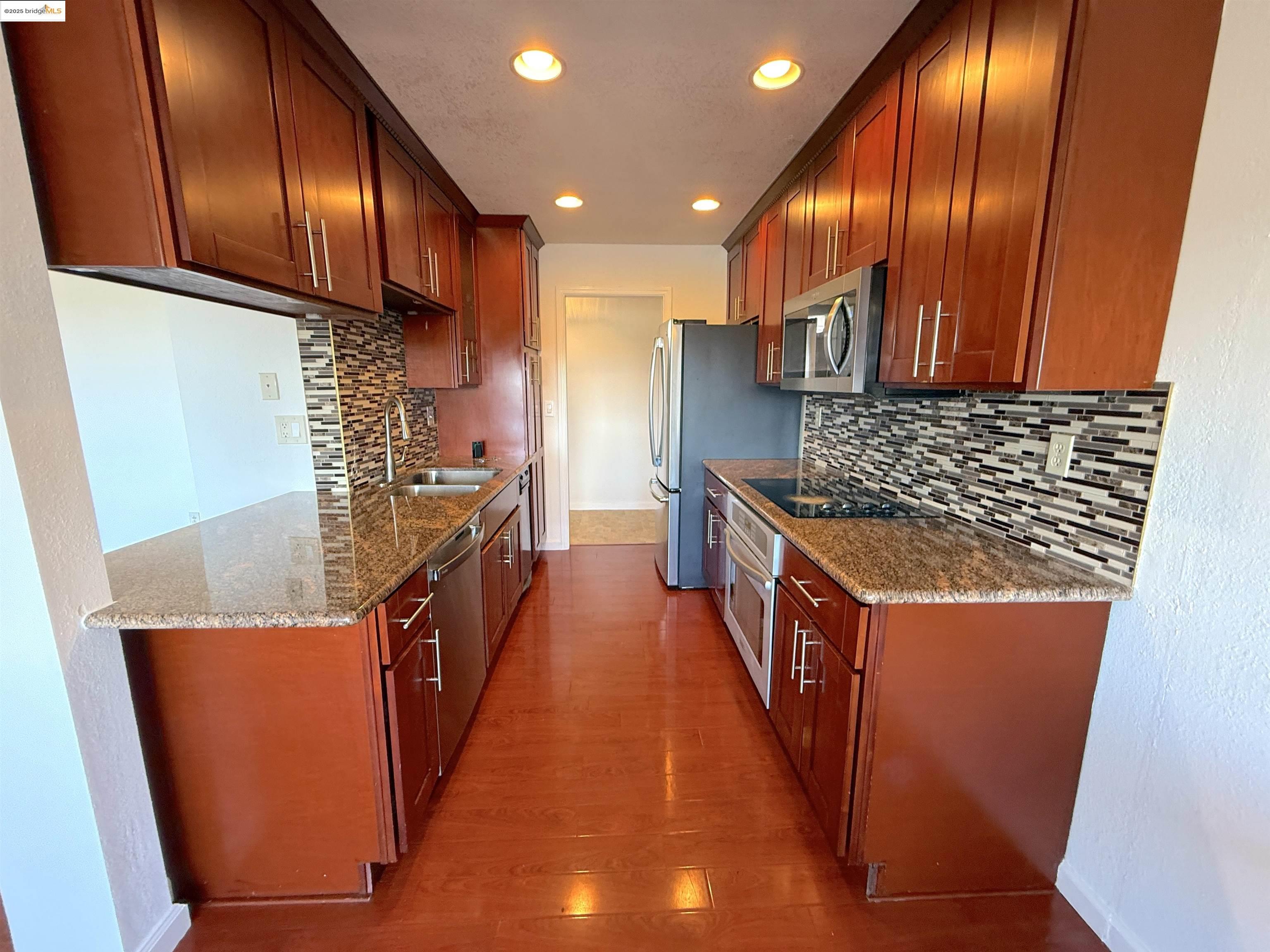 Detail Gallery Image 13 of 54 For 22012 Sevilla Rd #102,  Hayward,  CA 94541 - 2 Beds | 2 Baths
