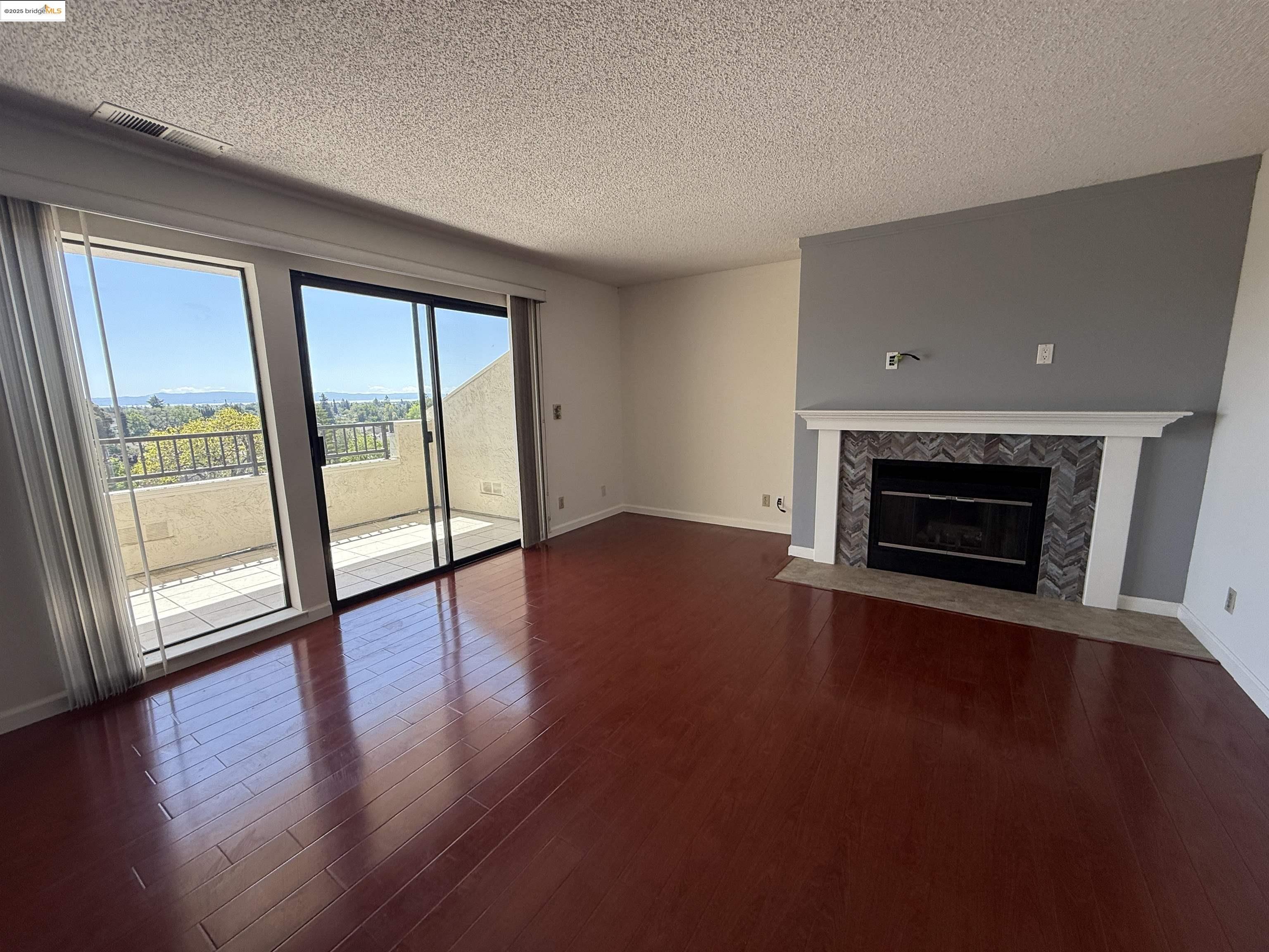 Detail Gallery Image 3 of 54 For 22012 Sevilla Rd #102,  Hayward,  CA 94541 - 2 Beds | 2 Baths