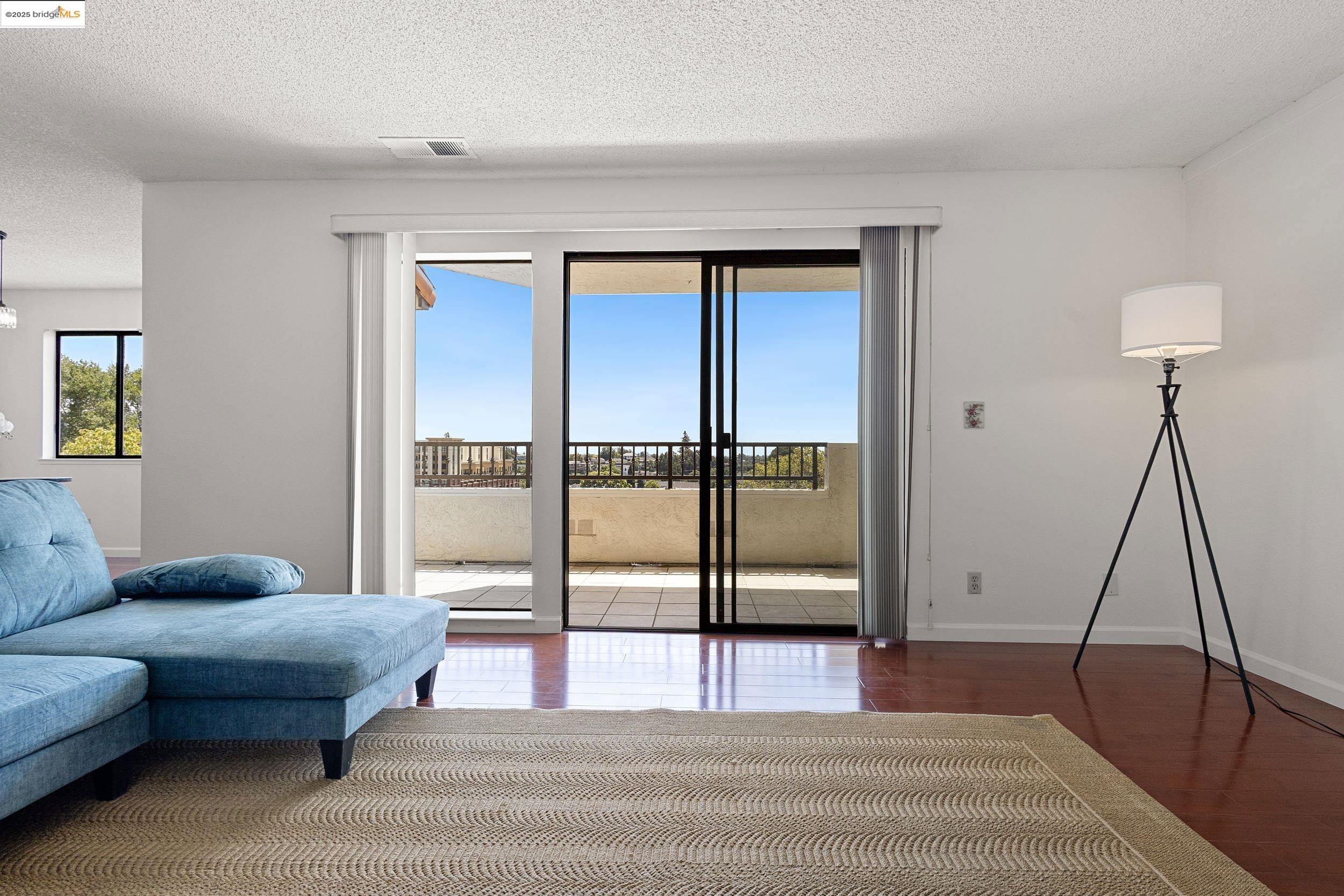 Detail Gallery Image 5 of 51 For 22012 Sevilla Rd #102,  Hayward,  CA 94541 - 2 Beds | 2 Baths