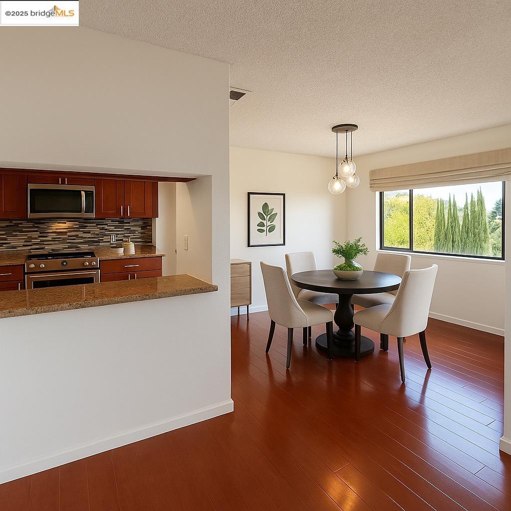 Detail Gallery Image 5 of 54 For 22012 Sevilla Rd #102,  Hayward,  CA 94541 - 2 Beds | 2 Baths