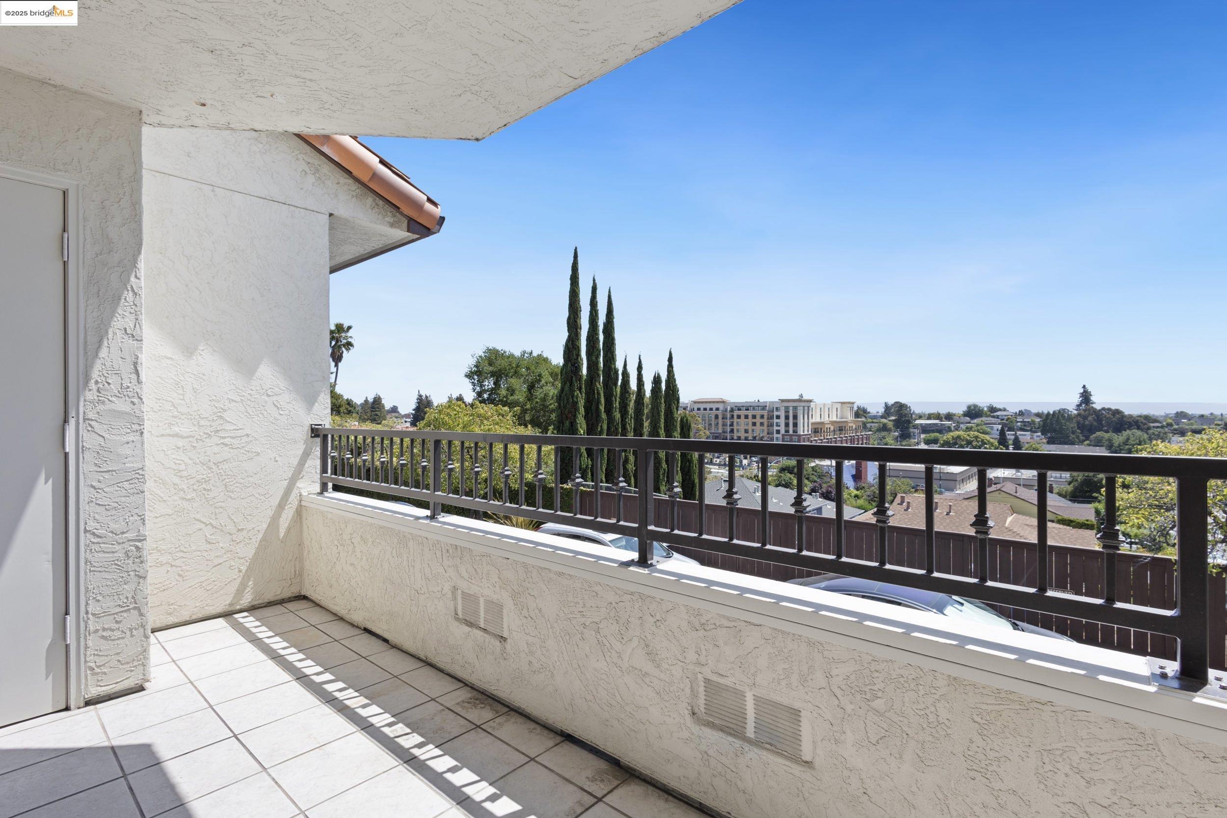 Detail Gallery Image 8 of 51 For 22012 Sevilla Rd #102,  Hayward,  CA 94541 - 2 Beds | 2 Baths