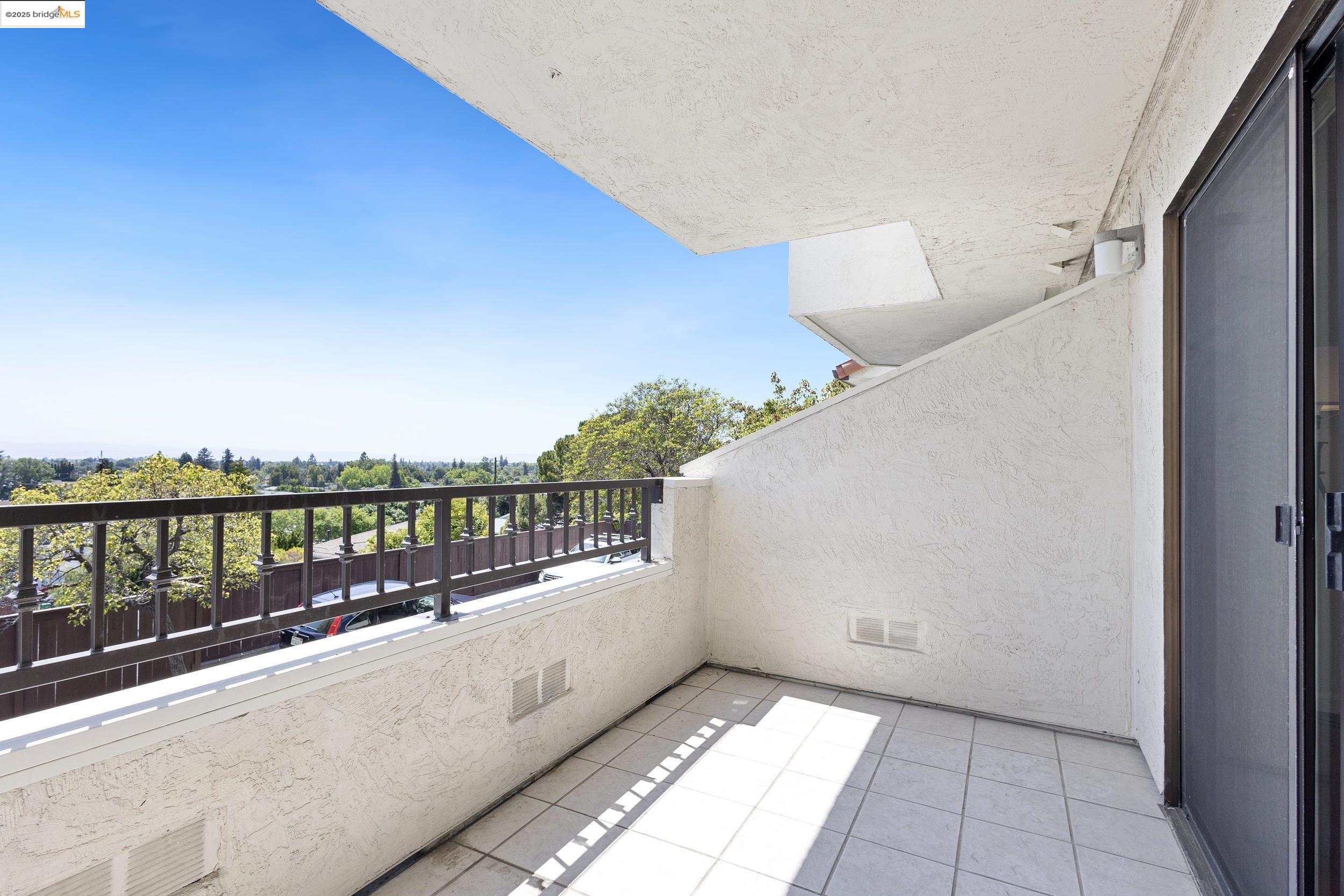 Detail Gallery Image 9 of 51 For 22012 Sevilla Rd #102,  Hayward,  CA 94541 - 2 Beds | 2 Baths