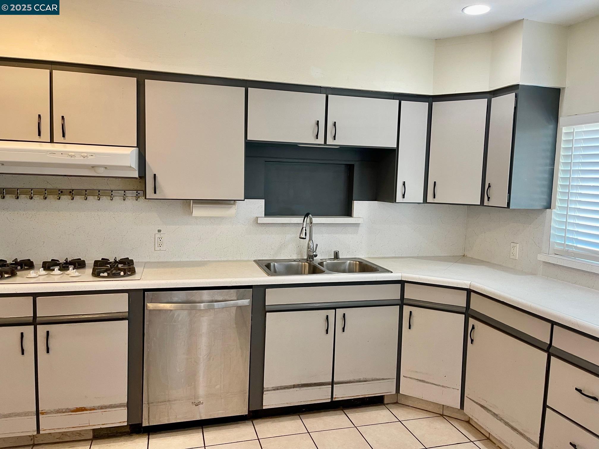 Detail Gallery Image 4 of 18 For 1520 Orange St, Concord,  CA 94518-3186 - 3 Beds | 2 Baths