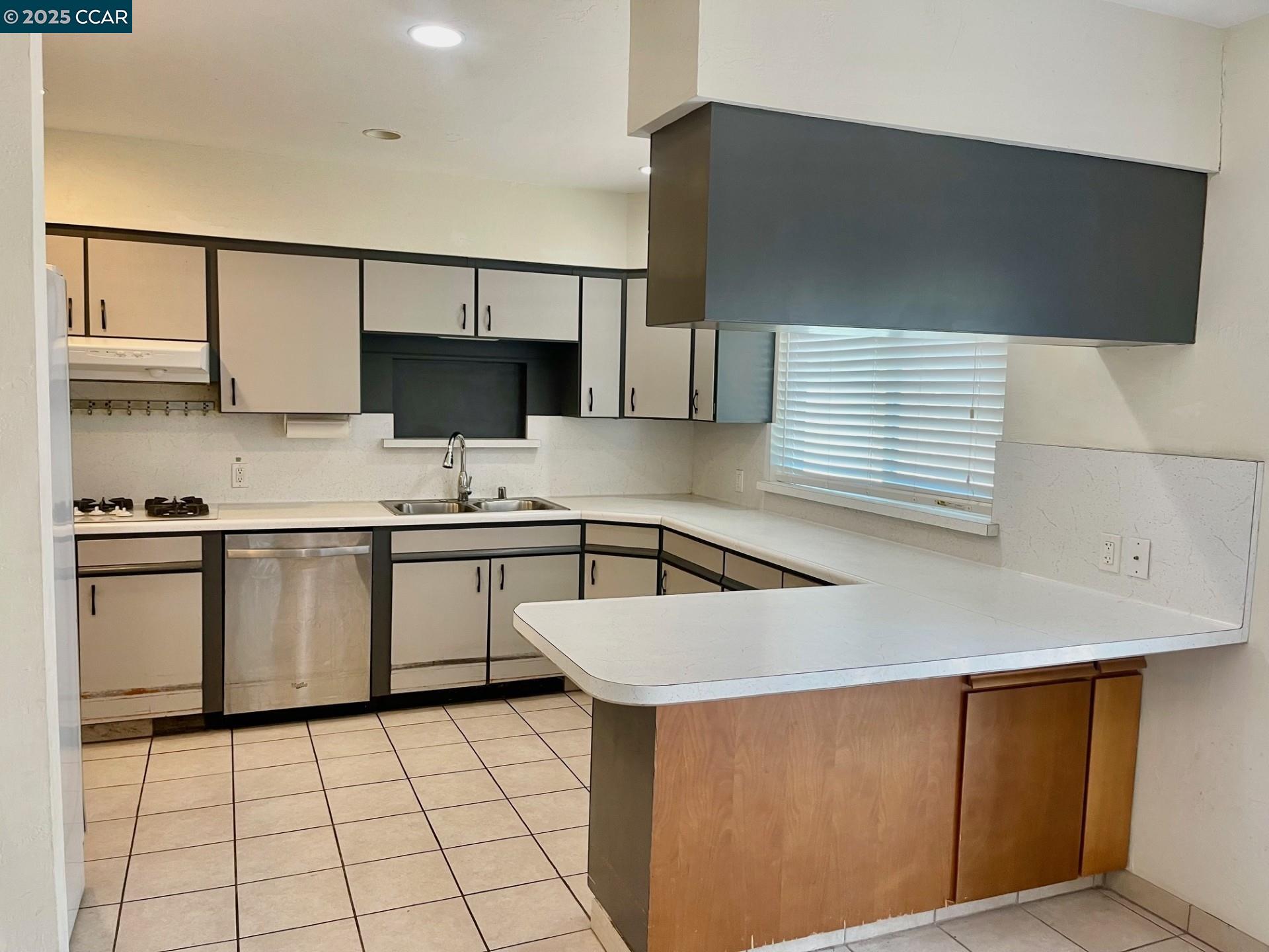 Detail Gallery Image 5 of 18 For 1520 Orange St, Concord,  CA 94518-3186 - 3 Beds | 2 Baths