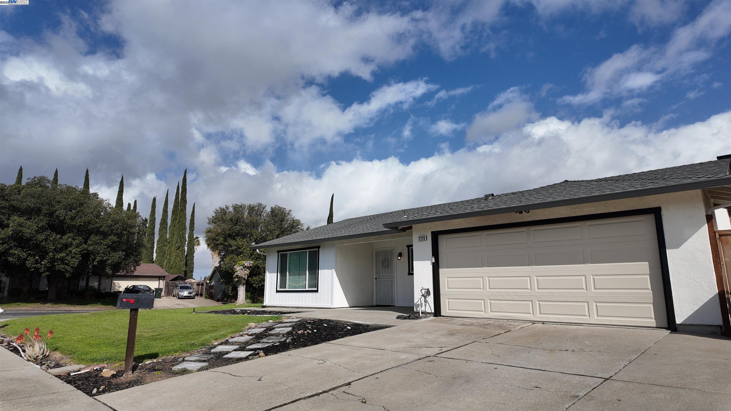 Detail Gallery Image 2 of 22 For 2216 Hamlin Dr, Antioch,  CA 94509 - 4 Beds | 2 Baths