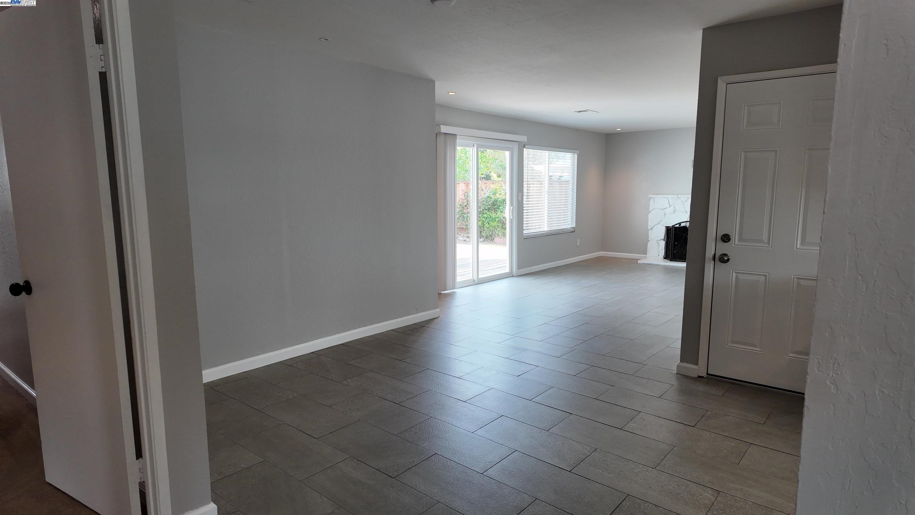 Detail Gallery Image 5 of 22 For 2216 Hamlin Dr, Antioch,  CA 94509 - 4 Beds | 2 Baths