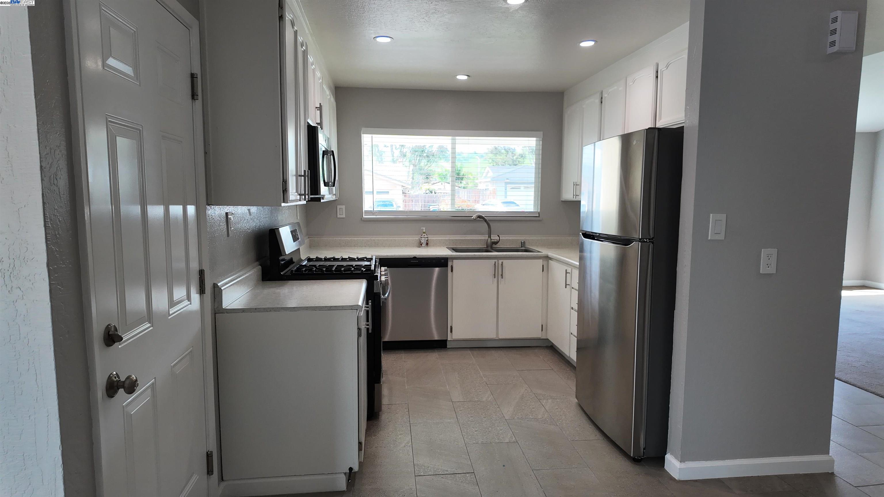 Detail Gallery Image 6 of 22 For 2216 Hamlin Dr, Antioch,  CA 94509 - 4 Beds | 2 Baths