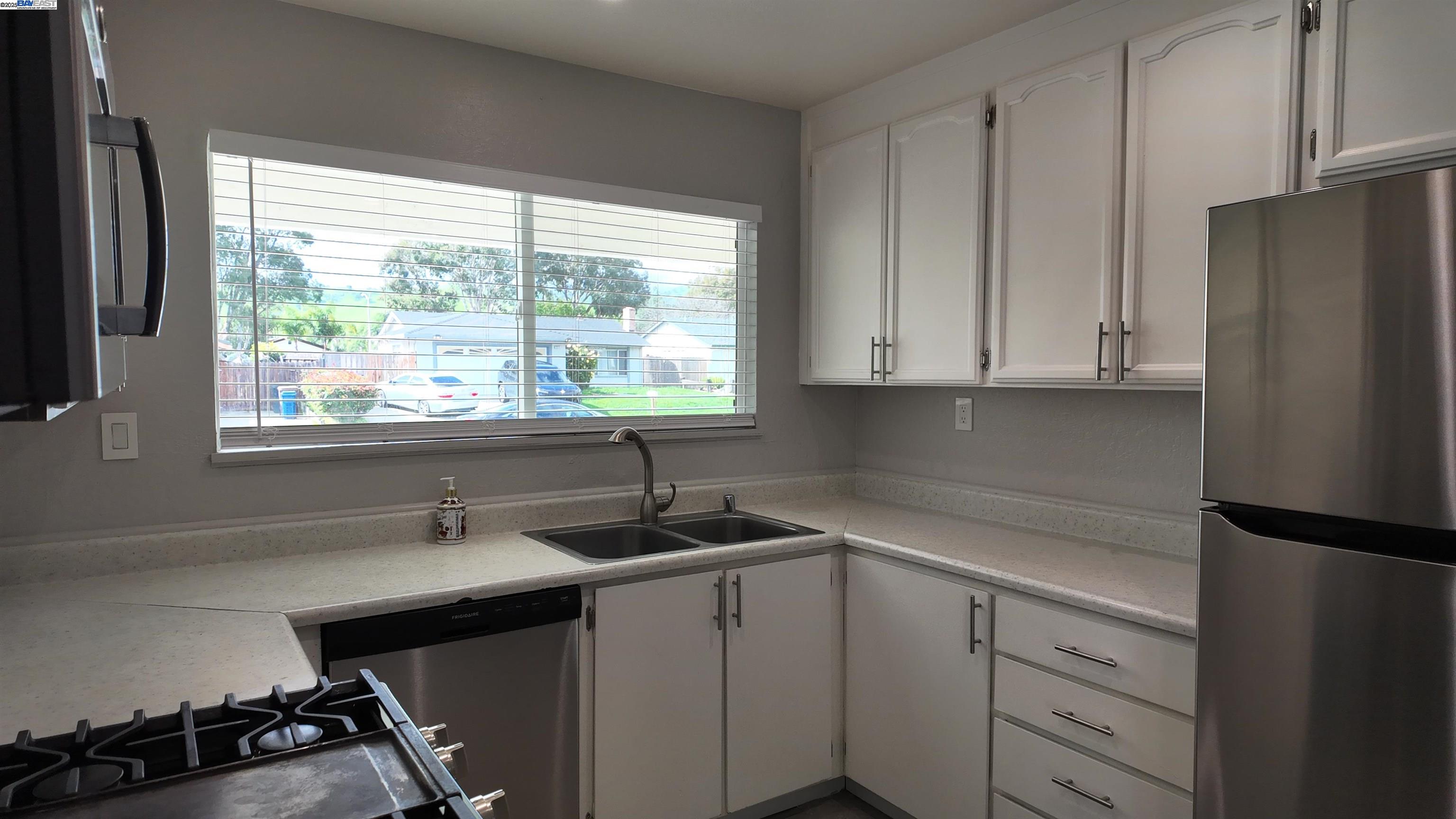 Detail Gallery Image 7 of 22 For 2216 Hamlin Dr, Antioch,  CA 94509 - 4 Beds | 2 Baths