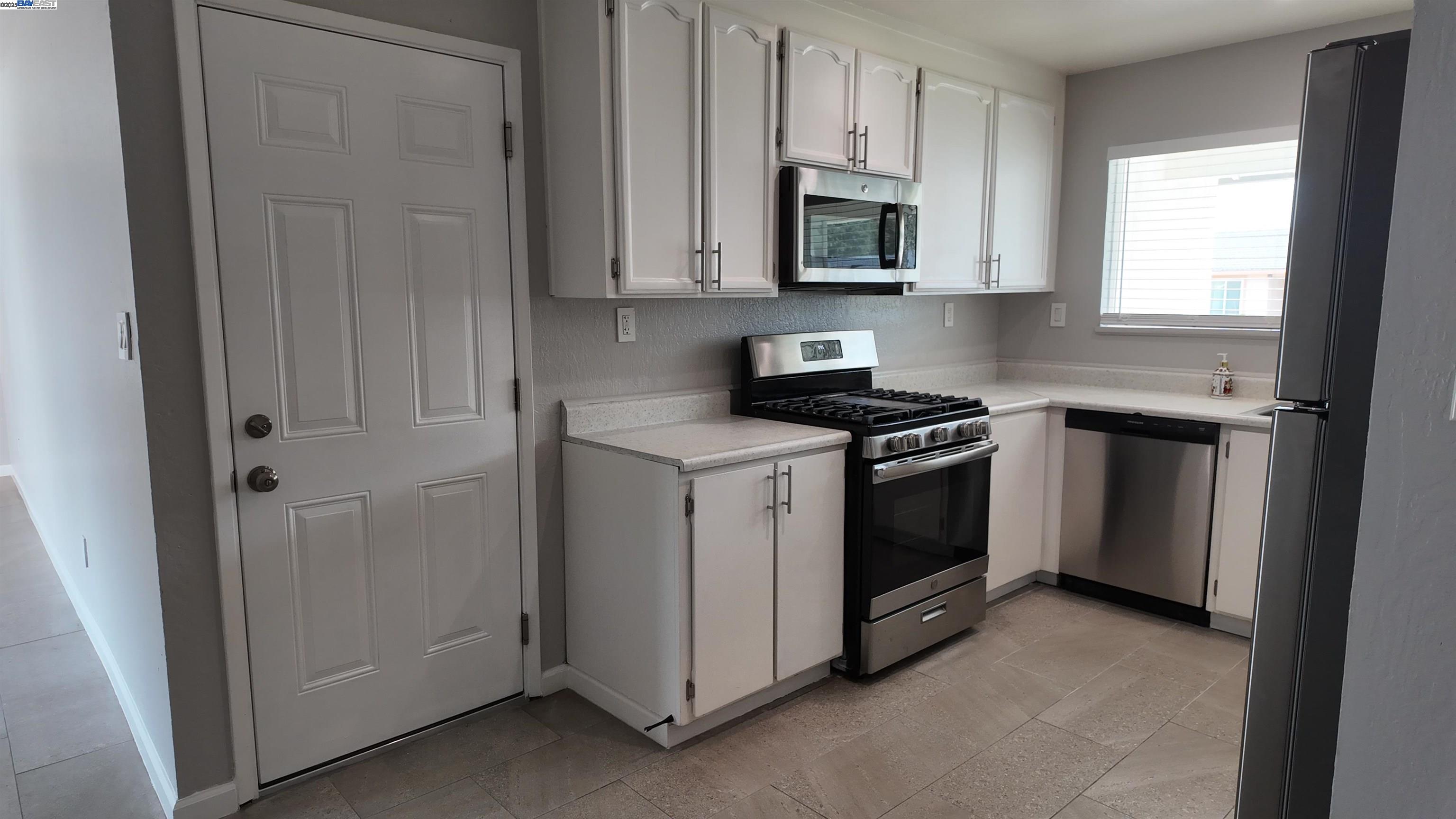 Detail Gallery Image 8 of 22 For 2216 Hamlin Dr, Antioch,  CA 94509 - 4 Beds | 2 Baths