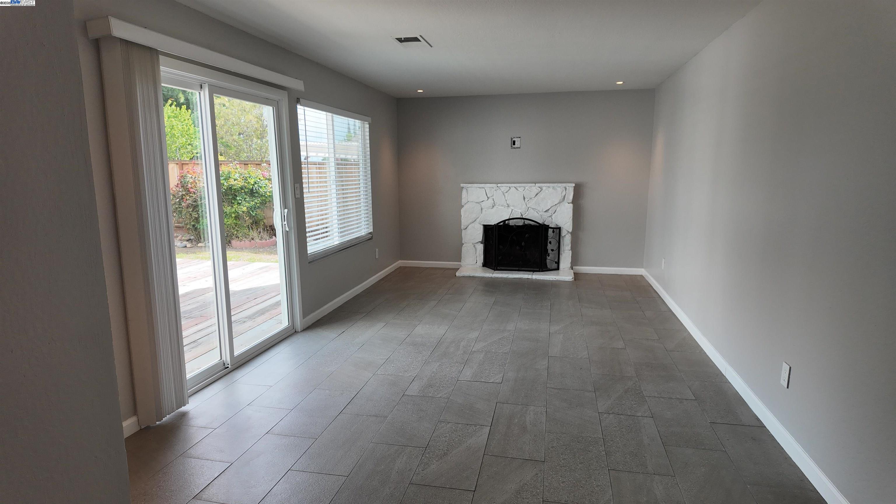 Detail Gallery Image 9 of 22 For 2216 Hamlin Dr, Antioch,  CA 94509 - 4 Beds | 2 Baths
