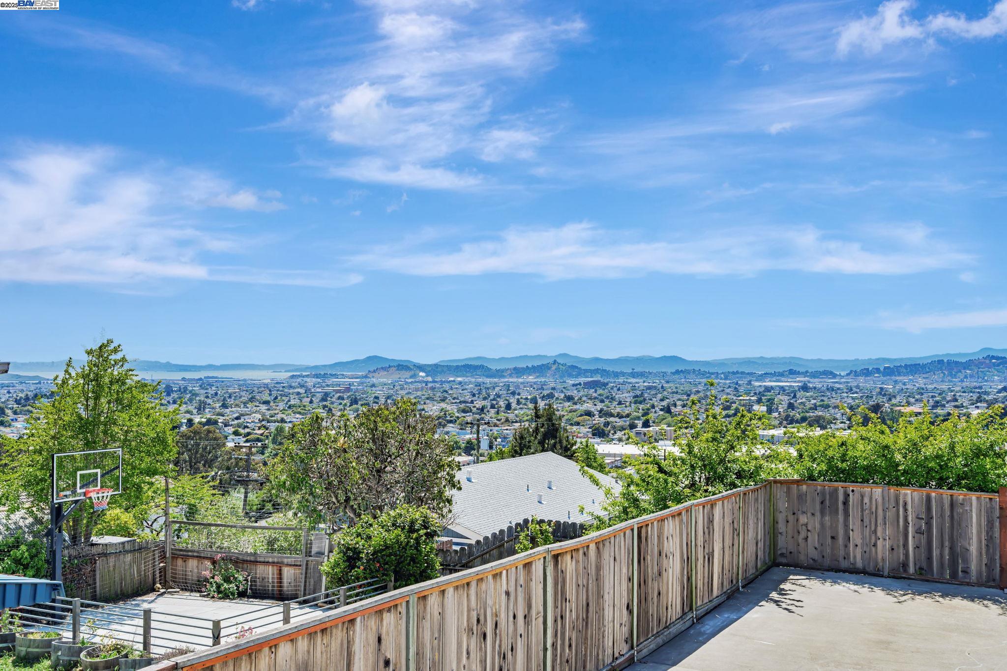 Detail Gallery Image 1 of 1 For 1517 Beau Rivage, San Pablo,  CA 94806 - 5 Beds | 3 Baths