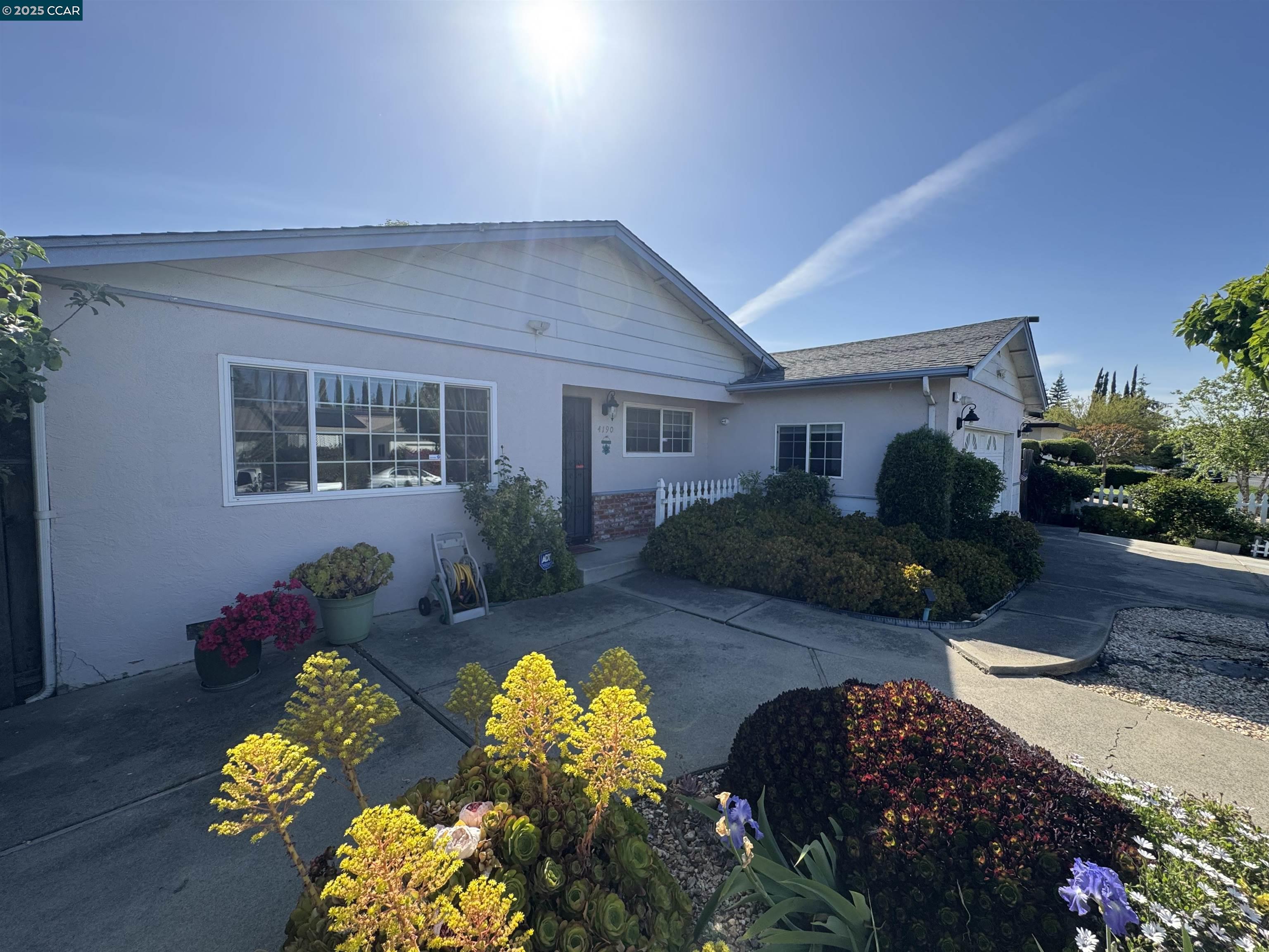 Detail Gallery Image 12 of 19 For 4190 Chaban Dr, Concord,  CA 94521 - 4 Beds | 2 Baths
