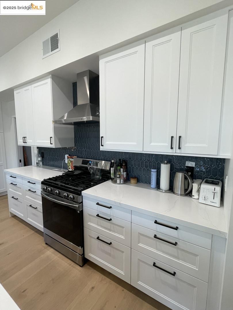 Detail Gallery Image 6 of 16 For 911 Peggy Ln, Menlo Park,  CA 94025 - 4 Beds | 2/1 Baths