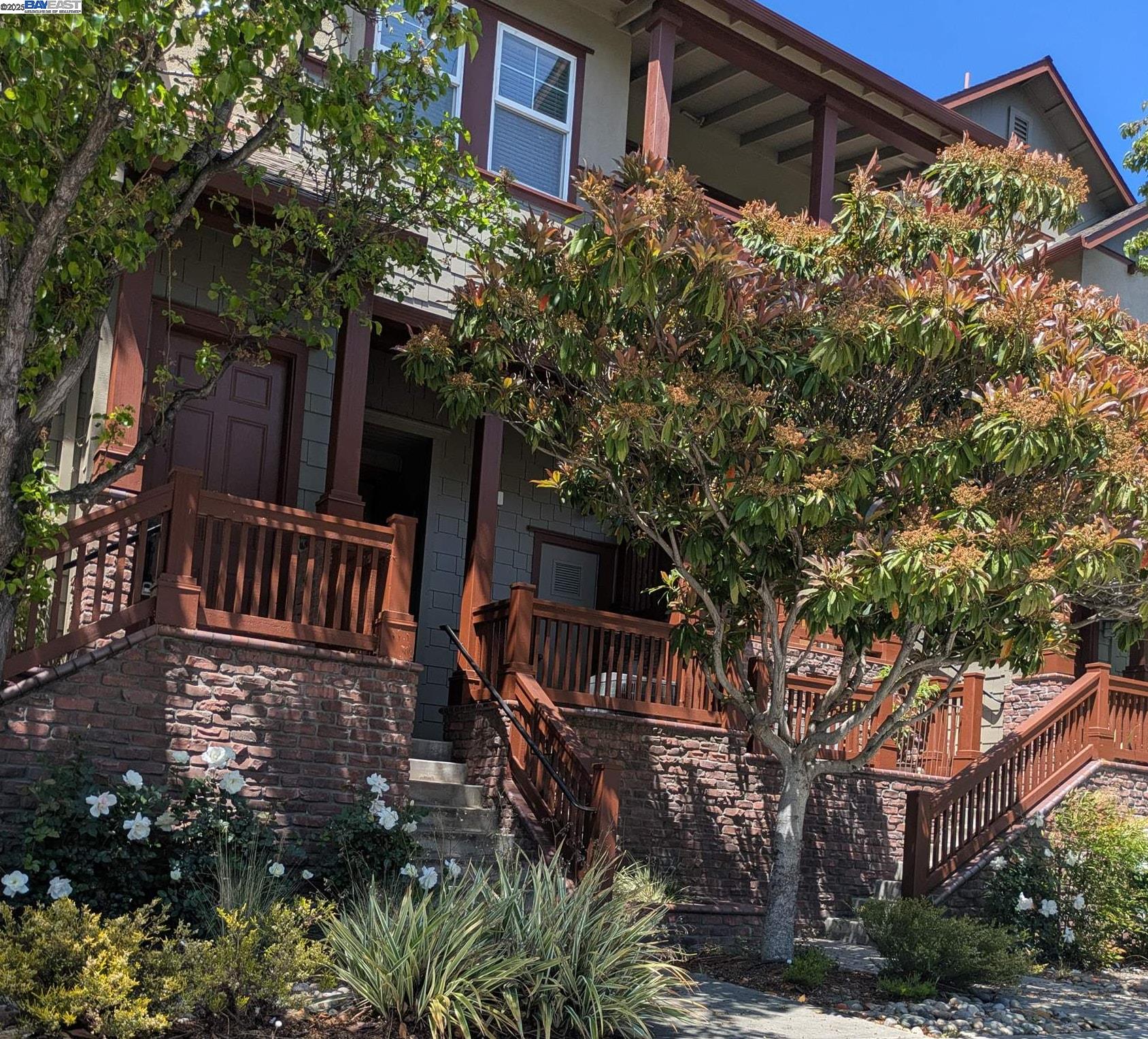 Browse active condo listings in STATION SQUARE