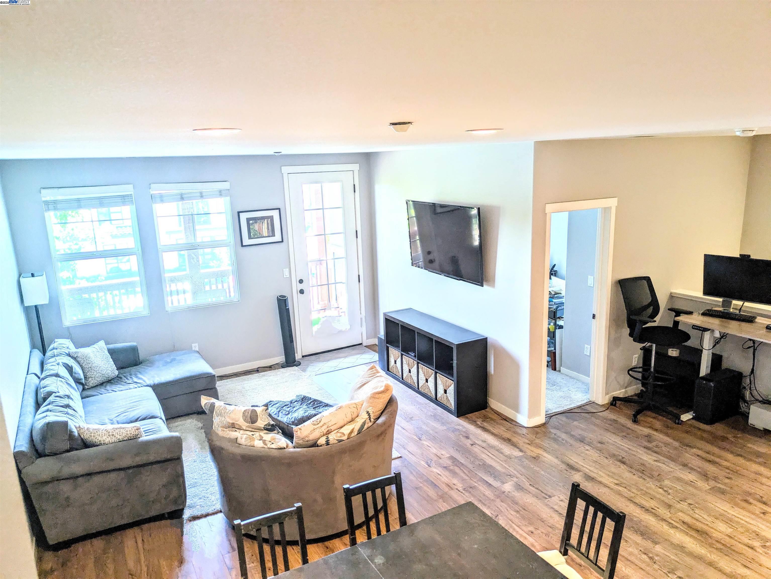 Detail Gallery Image 4 of 19 For 1948 Railroad Ave #104,  Livermore,  CA 94550 - 3 Beds | 2 Baths