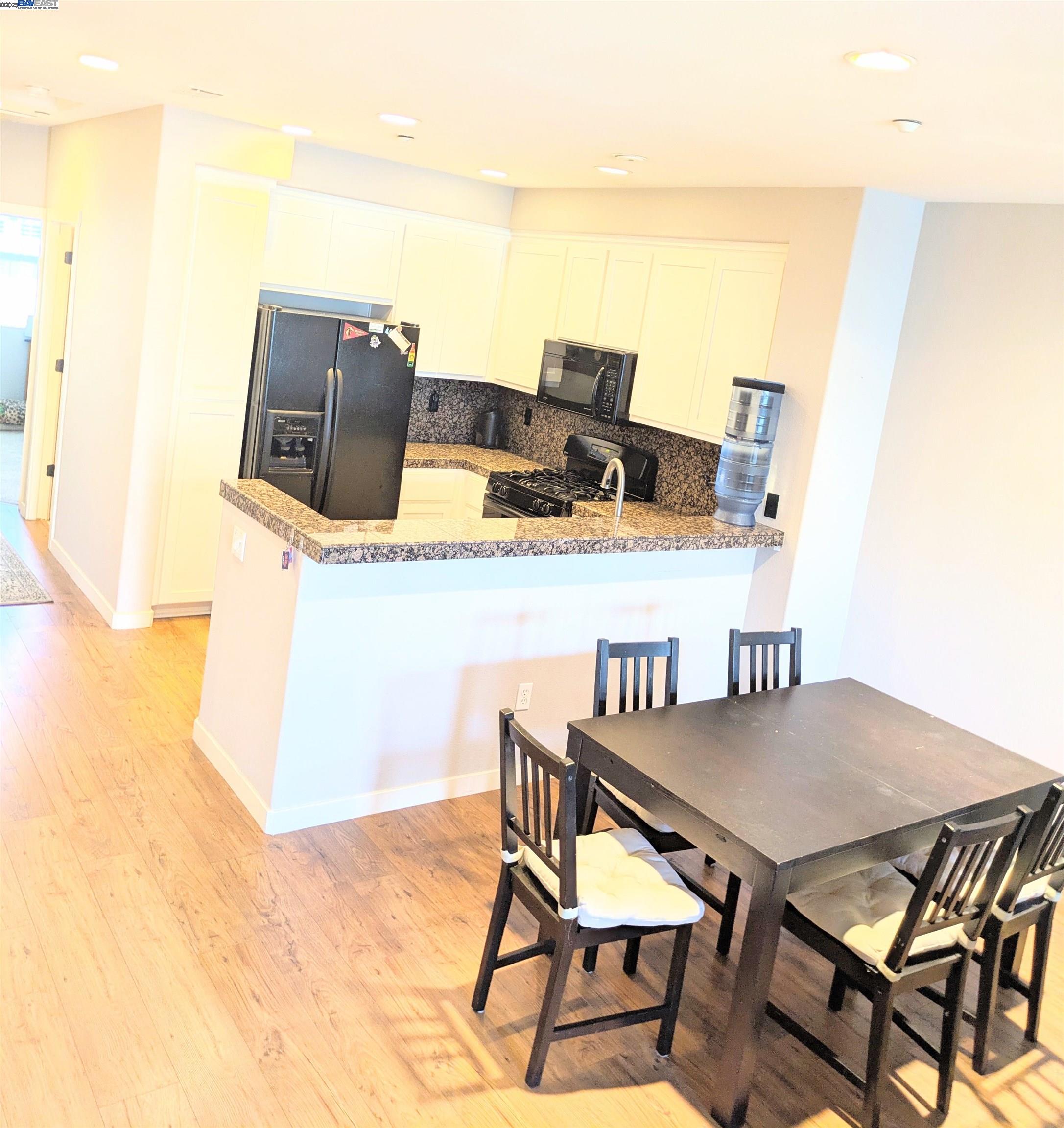 Detail Gallery Image 5 of 19 For 1948 Railroad Ave #104,  Livermore,  CA 94550 - 3 Beds | 2 Baths
