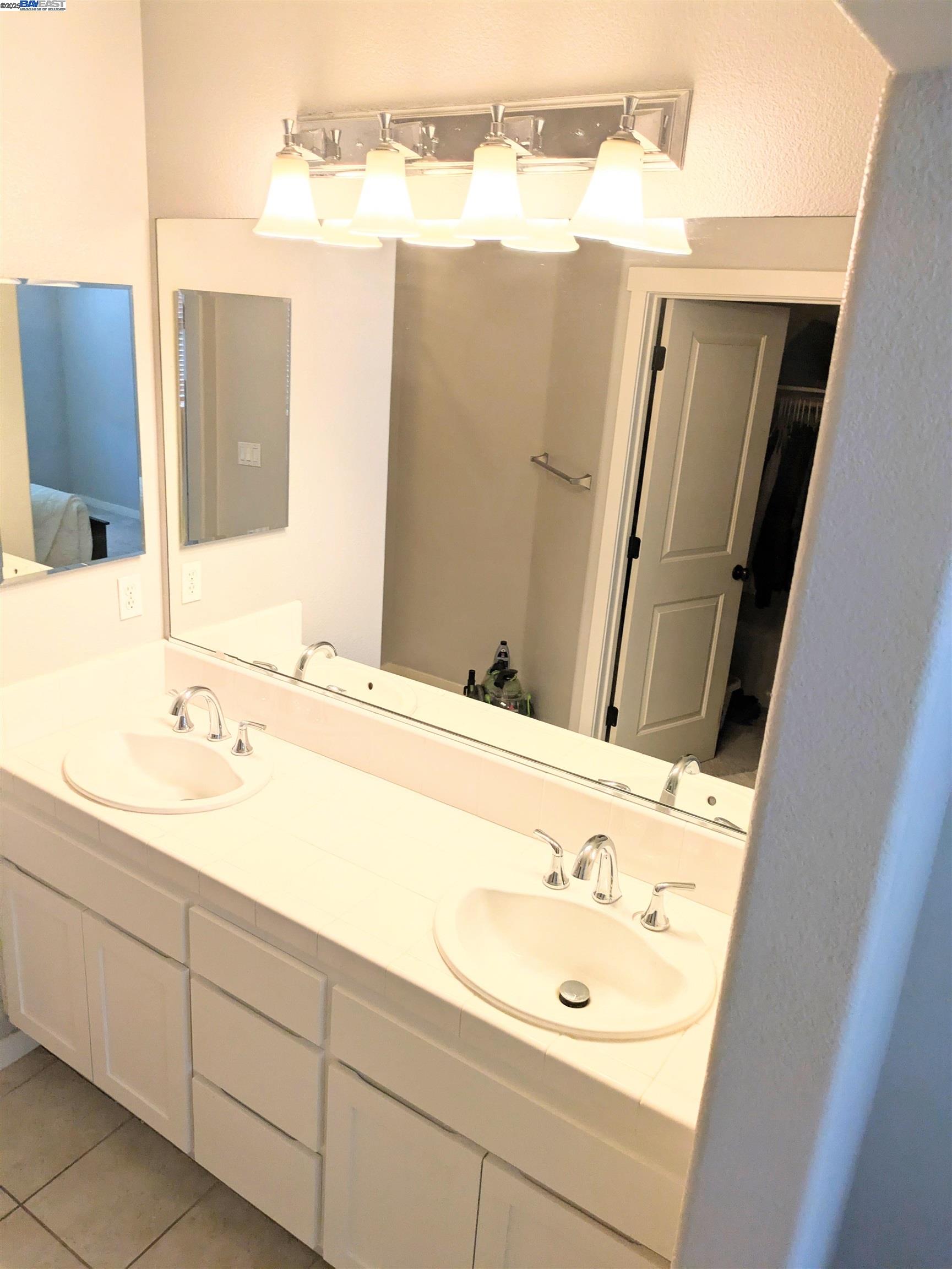 Detail Gallery Image 9 of 19 For 1948 Railroad Ave #104,  Livermore,  CA 94550 - 3 Beds | 2 Baths