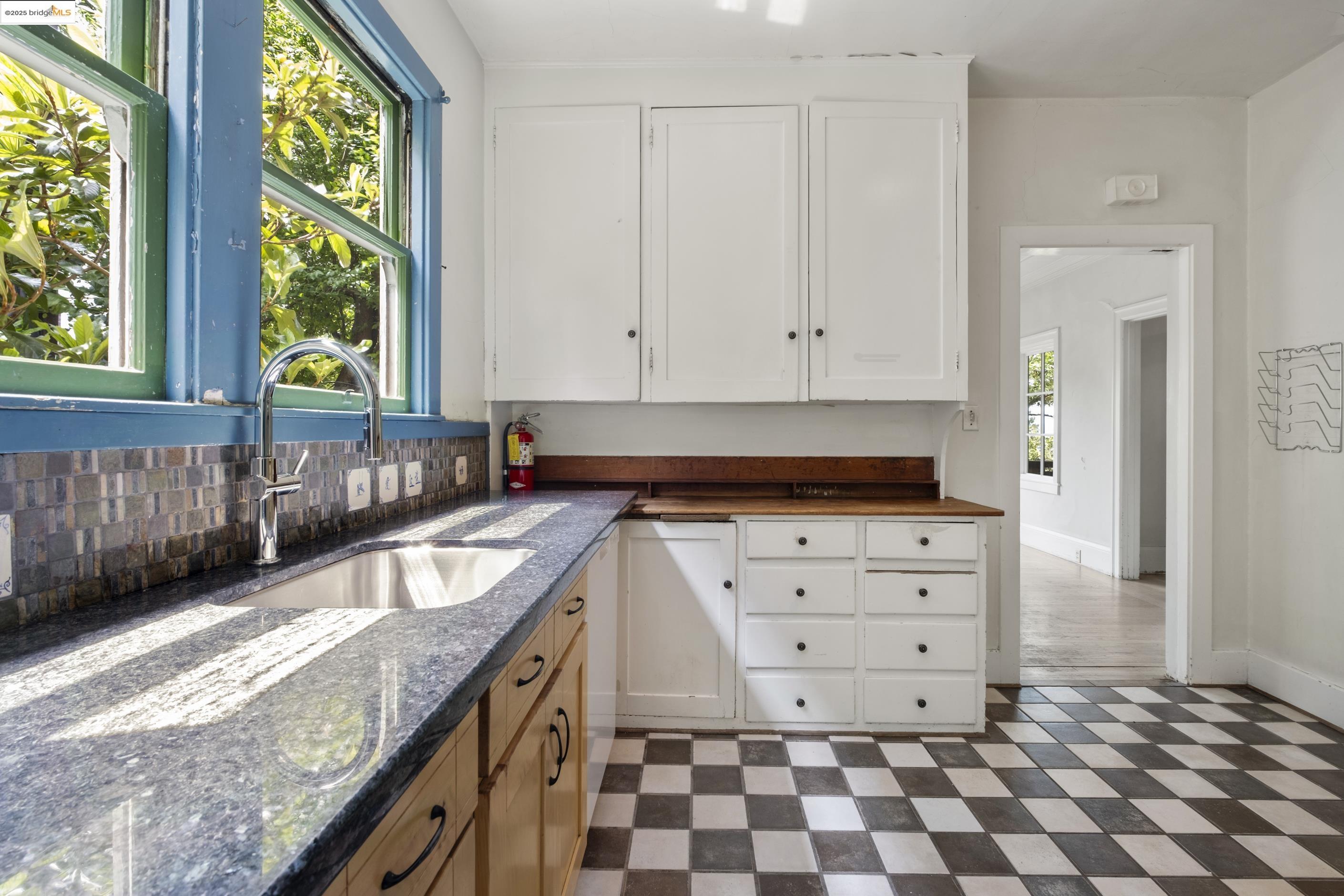 Detail Gallery Image 11 of 53 For 1001 Cragmont Ave, Berkeley,  CA 94708 - 4 Beds | 1 Baths